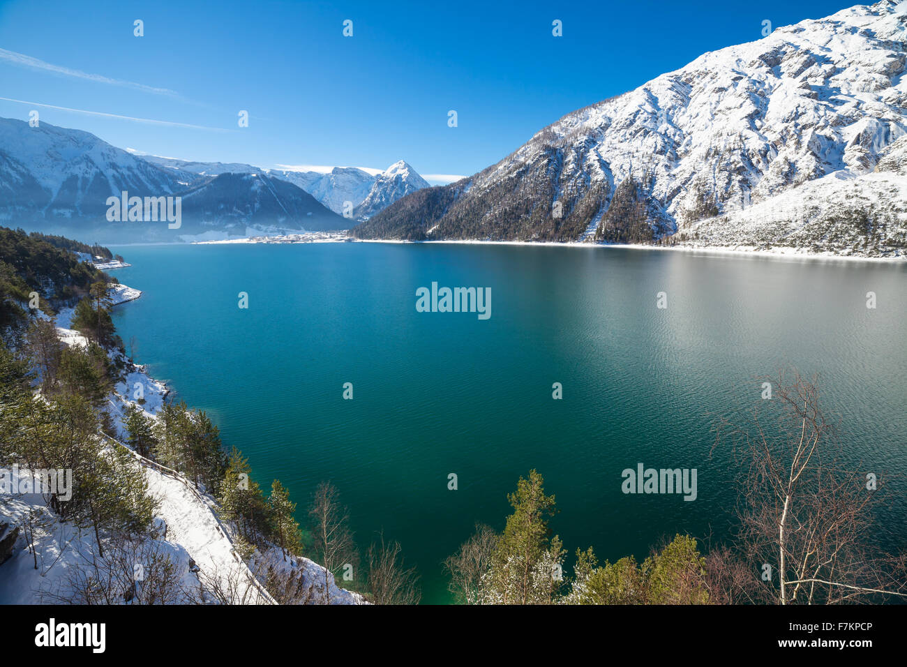 Idyllische Schneelandschaft mit Bergsee in den Alpen, Achensee, Österreich. Stockfoto