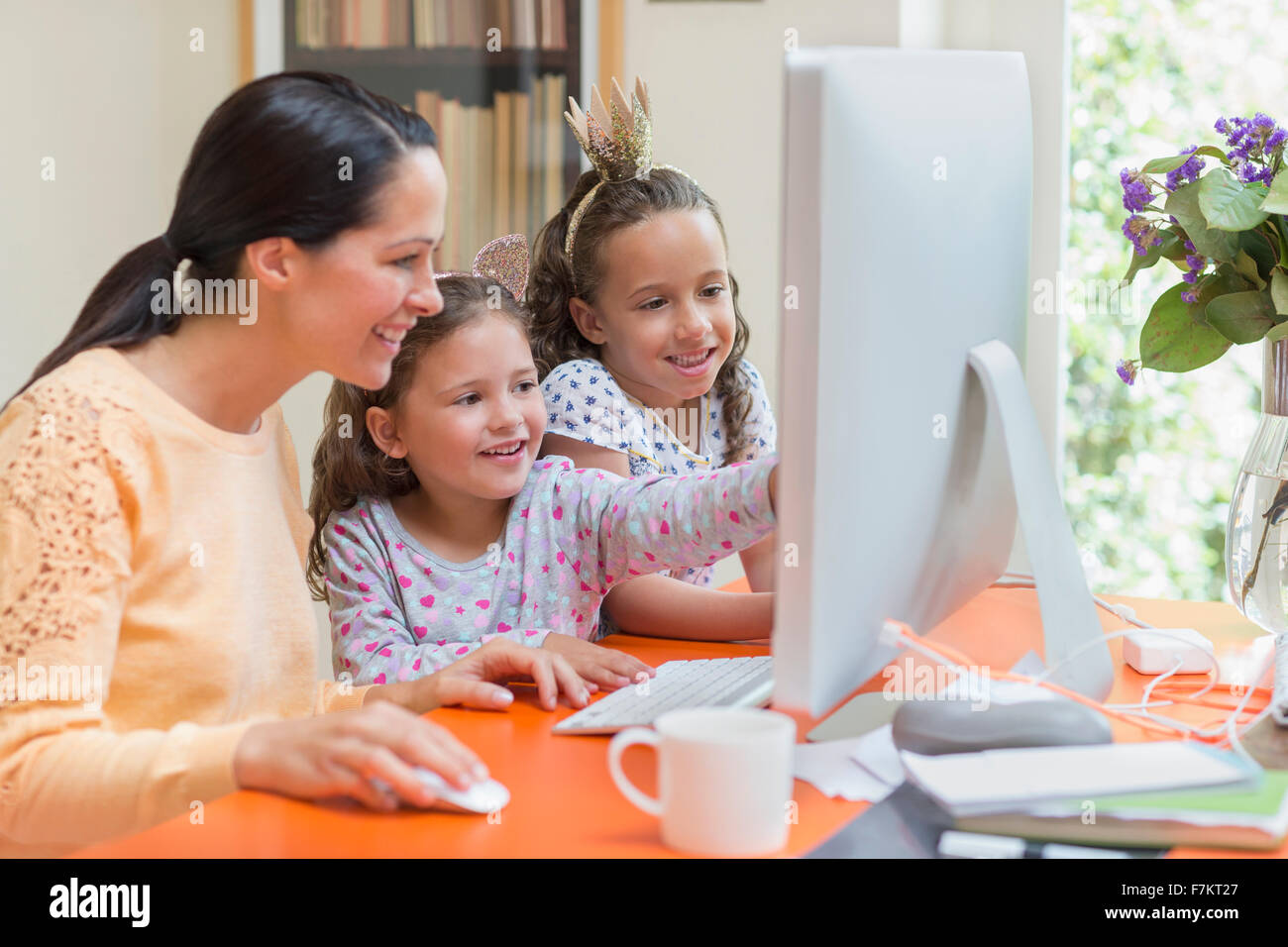 Mutter und Töchter mit computer Stockfoto