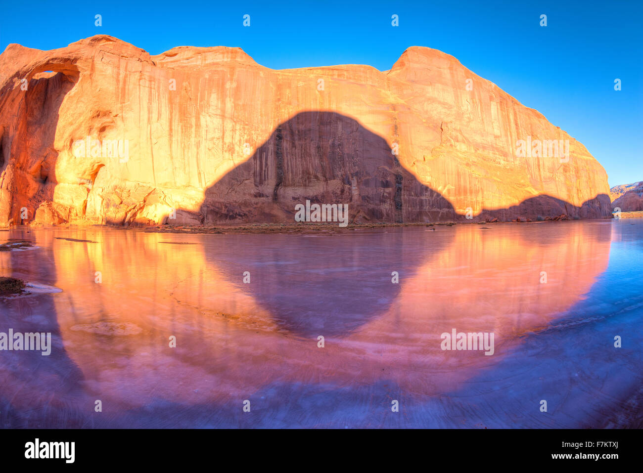 Auge des Bogens Sonne spiegelt sich in Eis, Monument Valley Tribal Park, Arizona-Navajo-Reservat Stockfoto
