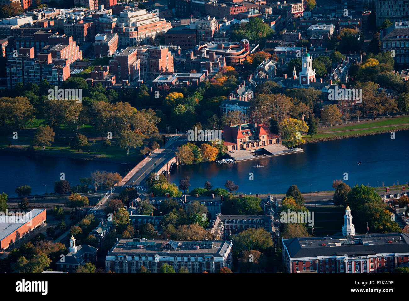 Luftbild von Cambridge und Anderson Memorial Bridge führt Schweißung Boathouse, Harvard am Charles River in Cambridge, Boston, MA Stockfoto