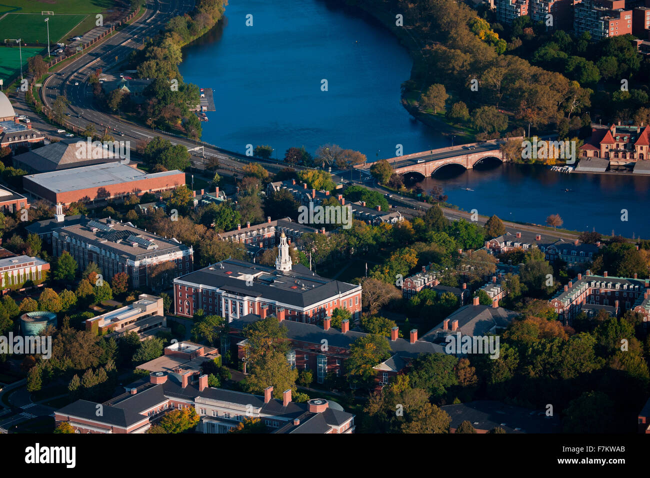 Luftbild von Cambridge und Anderson Memorial Bridge führt Schweißung Boathouse, Harvard am Charles River in Cambridge, Boston, MA Stockfoto