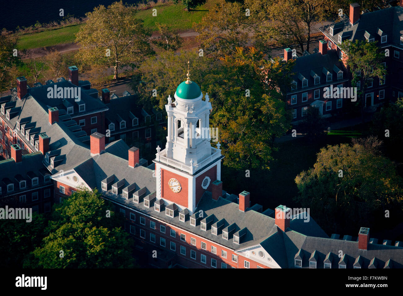 Luftaufnahme des Harvard Campus mit Eliot Haus Uhrturm am Charles River in Cambridge, Boston, MA Stockfoto