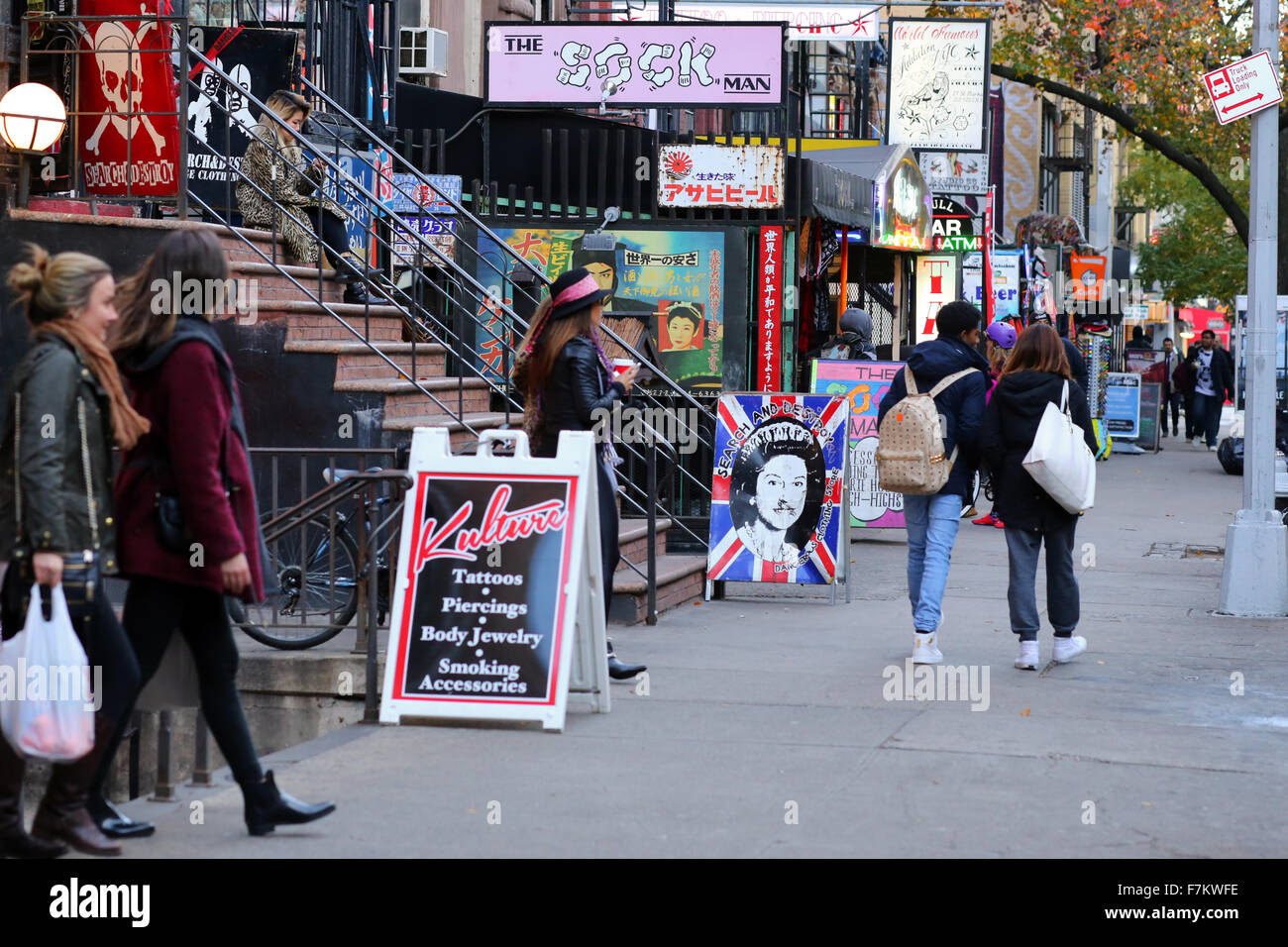 Menschen zu Fuß nach St. Marks Platz im East Village Nachbarschaft von Manhattan, New York, NY. Stockfoto