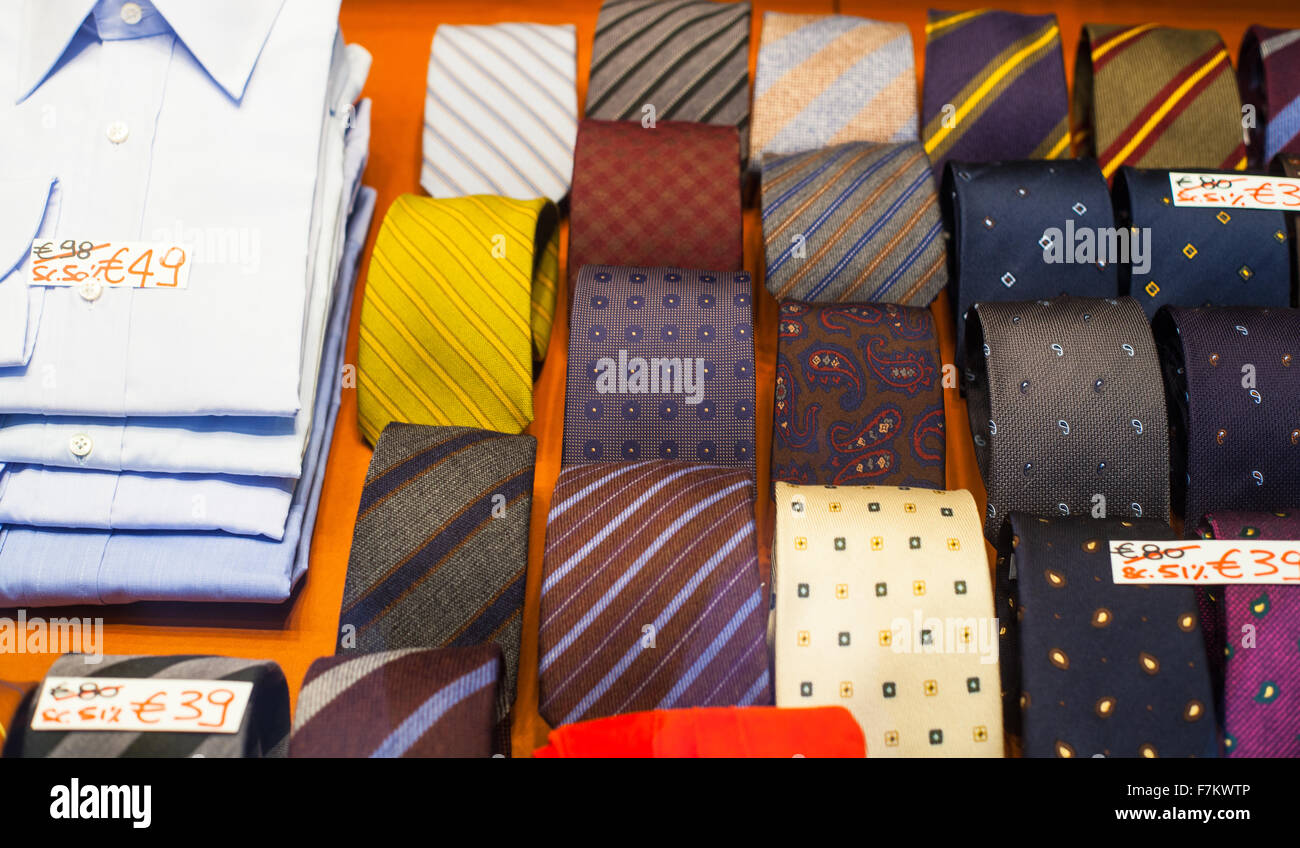 Blick auf bunte Herren Krawatten und Hemden Stockfoto