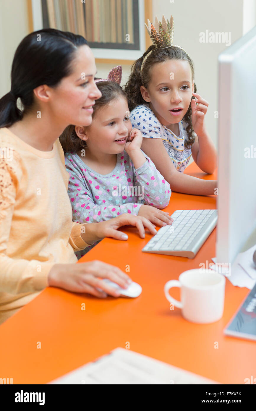 Mutter und Töchter mit computer Stockfoto
