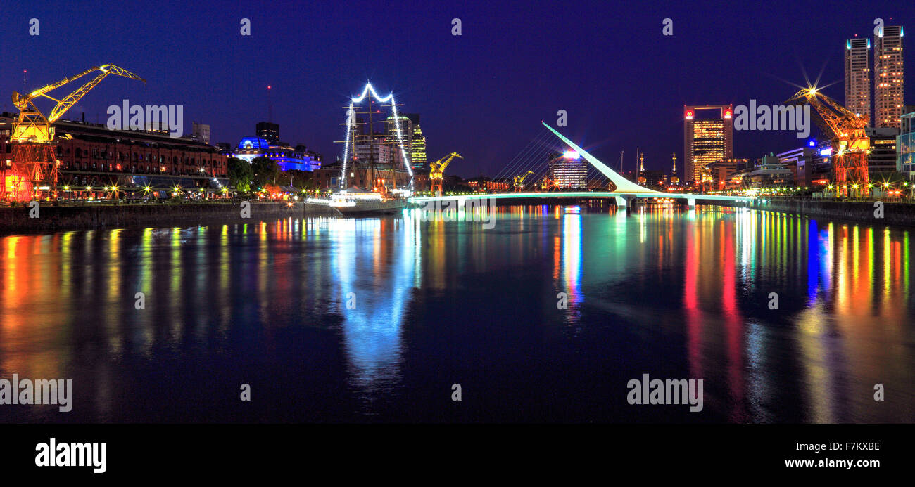 Frau ´s Brücke und Fregatte Sarmiento. Puerto Madero-Buenos Aires-Argentinien Stockfoto