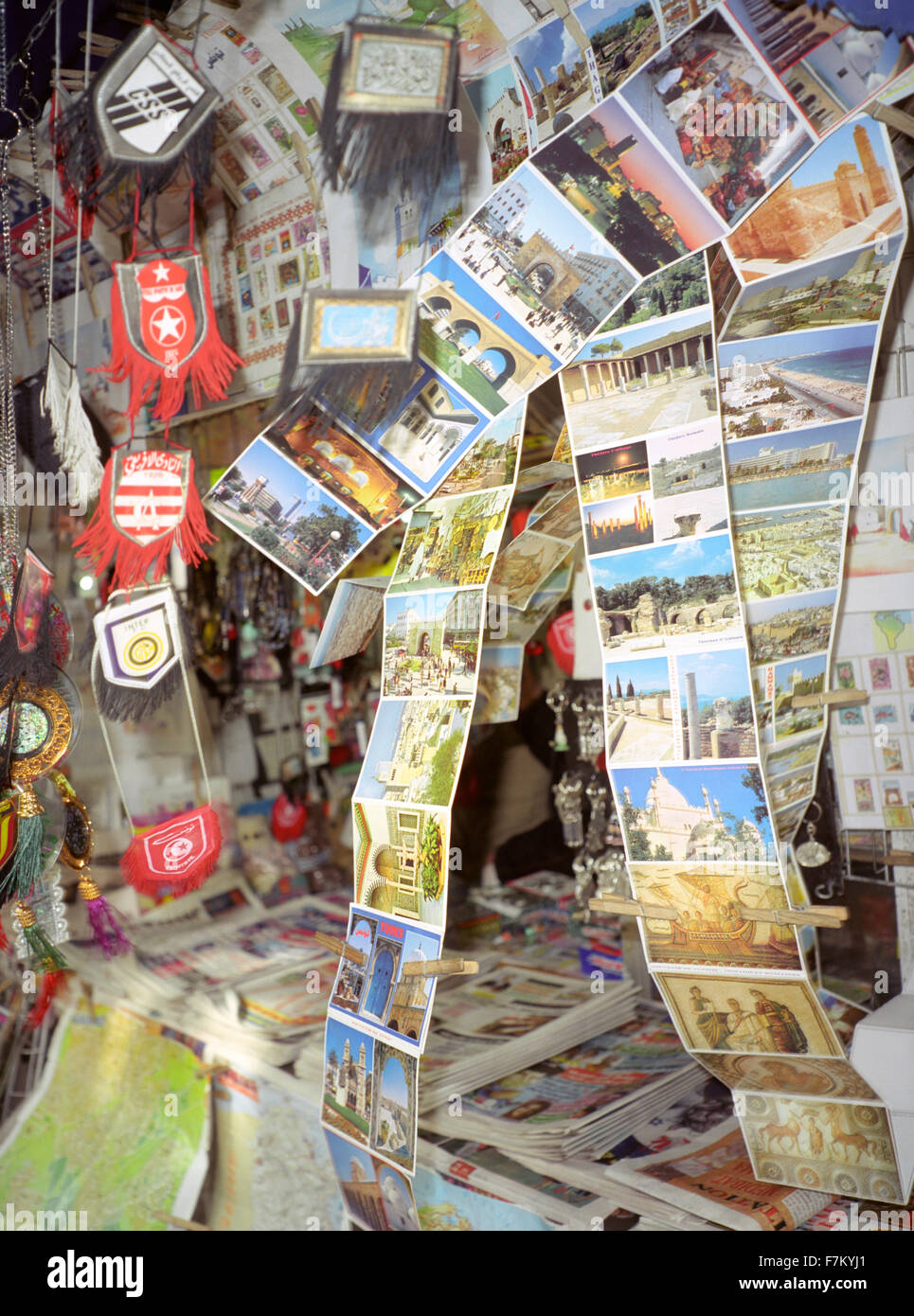 Touristische Postkarten wehen im Wind an einem Zeitungskiosk in Tunis, Tunesien, Nordafrika Stockfoto
