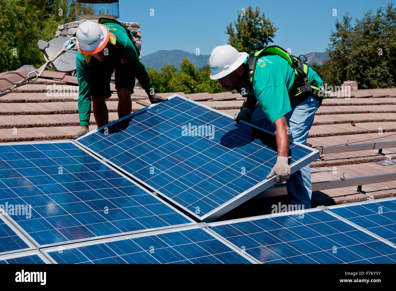 Zwei männliche solar Arbeiter installieren Sonnenkollektoren auf Haus in  Oak View, Southern California Stockfotografie - Alamy