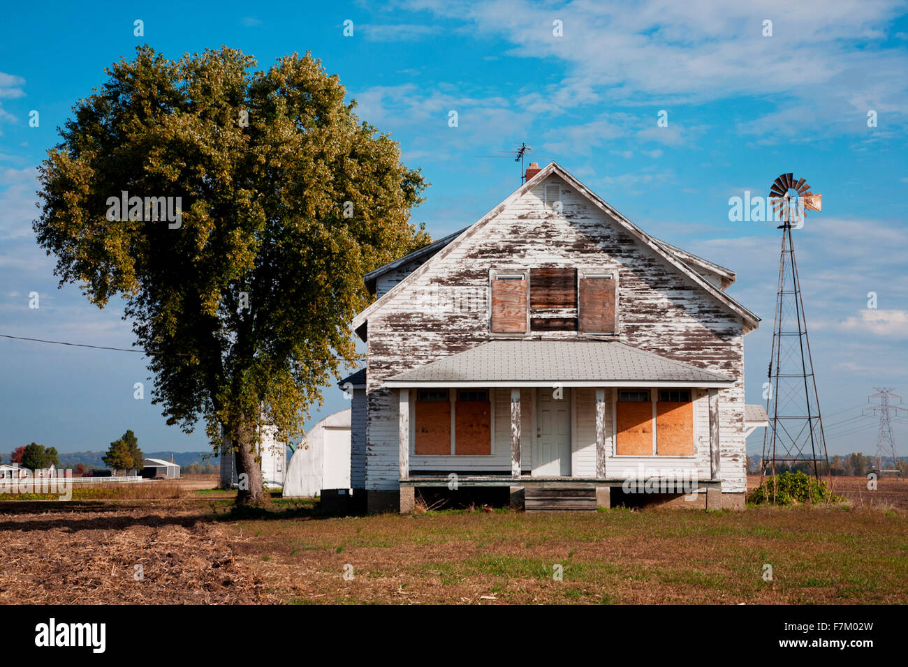 Verlassenen verwitterten Haus und Windmühle nur off Route 67, außerhalb von St. Louis Mo in der Nähe von Brücke nach Alton, IL Stockfoto