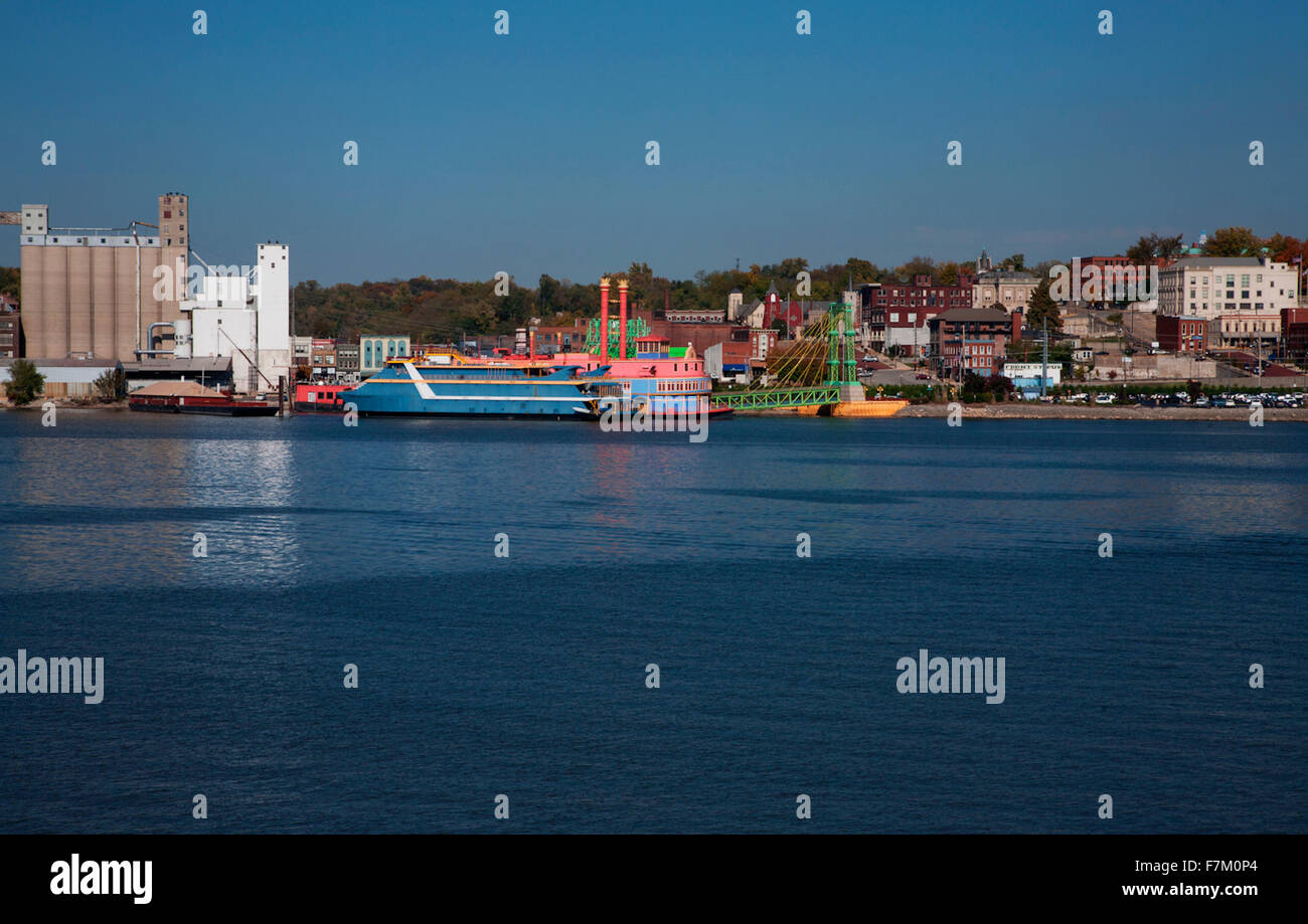 Mississippi-Fluss und Blick auf die Stadt von Alton, IL. Stockfoto