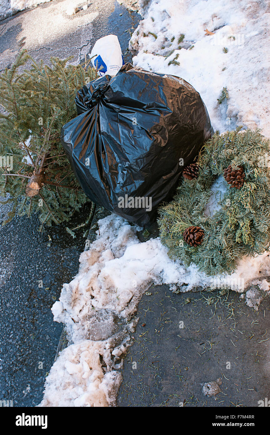 Ausrangierte Weihnachtsschmuck in New York City. Stockfoto