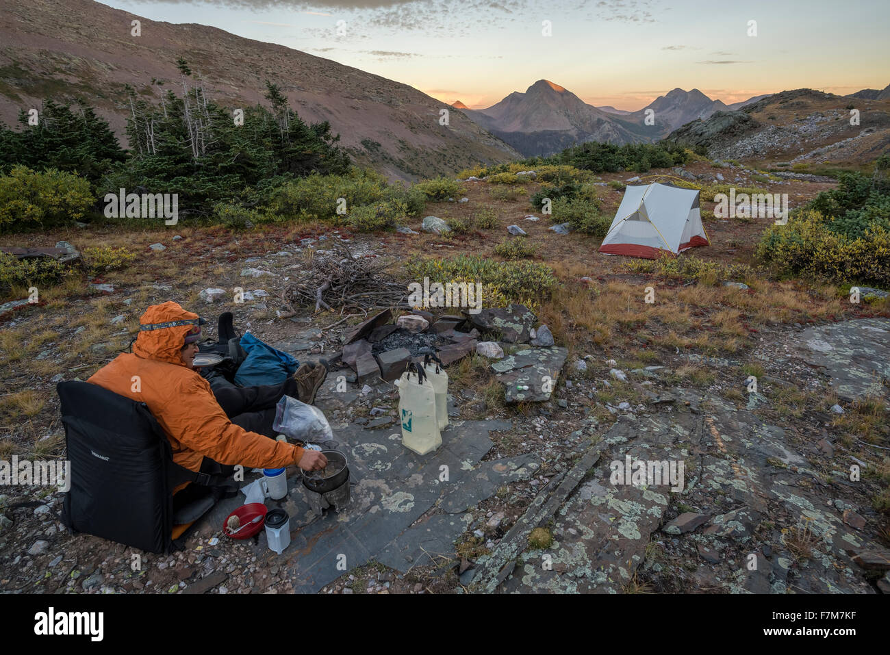 Kochen Abendessen auf einem Rucksack Reise in Colorado Weminuche Wilderness. Stockfoto
