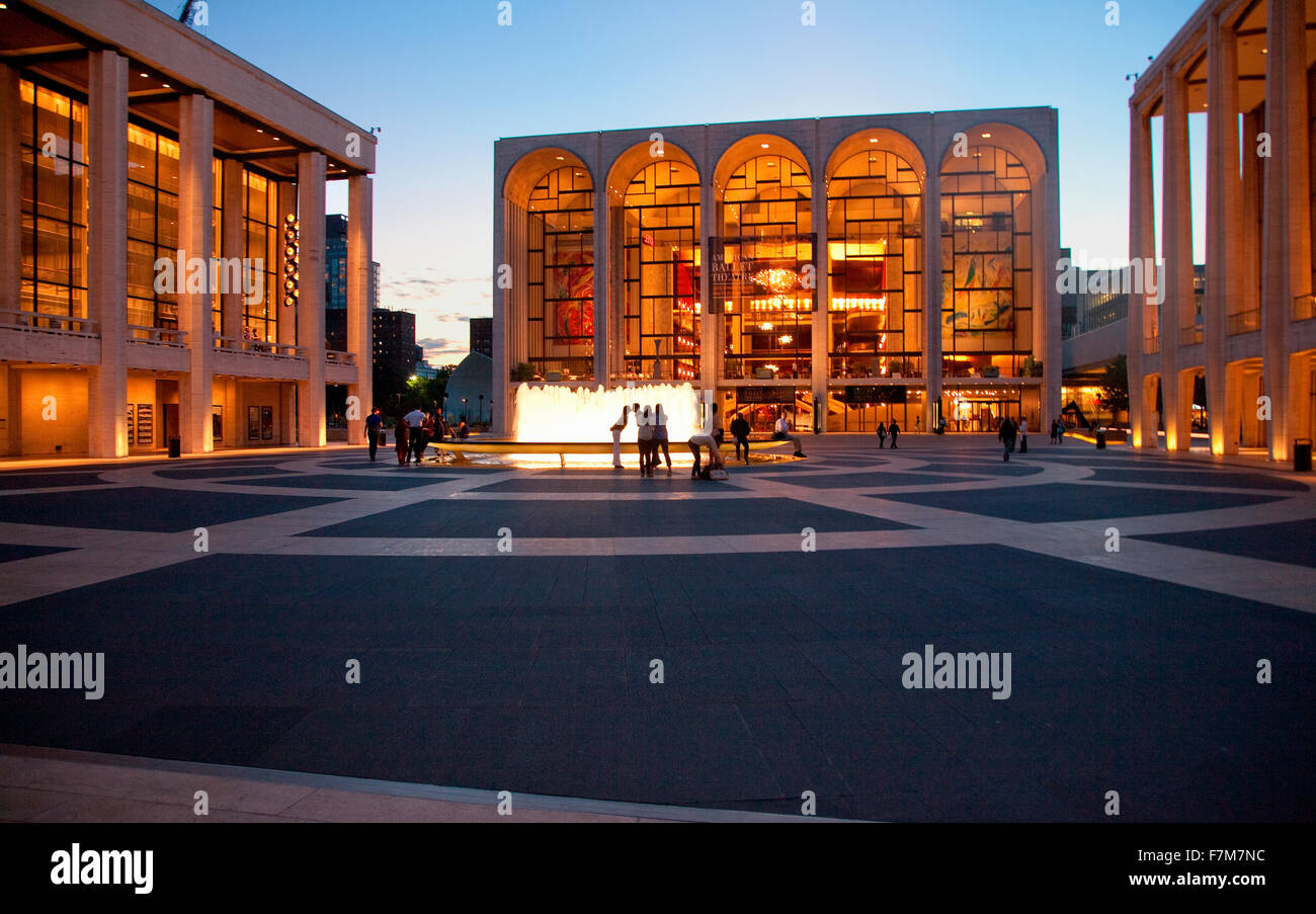 Lincoln Center in der Abenddämmerung mit Menschenmassen vor der Wasserbrunnen, New York, New York Stockfoto