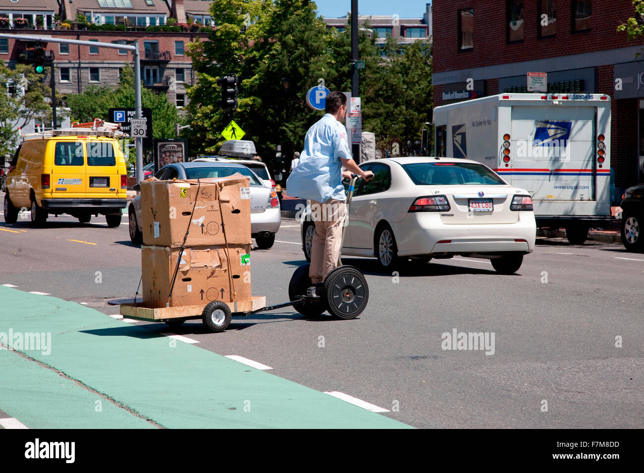 Segway PT Personal Transporter und Anhänger, macht Lieferungen in North End, Boston, MA Stockfoto