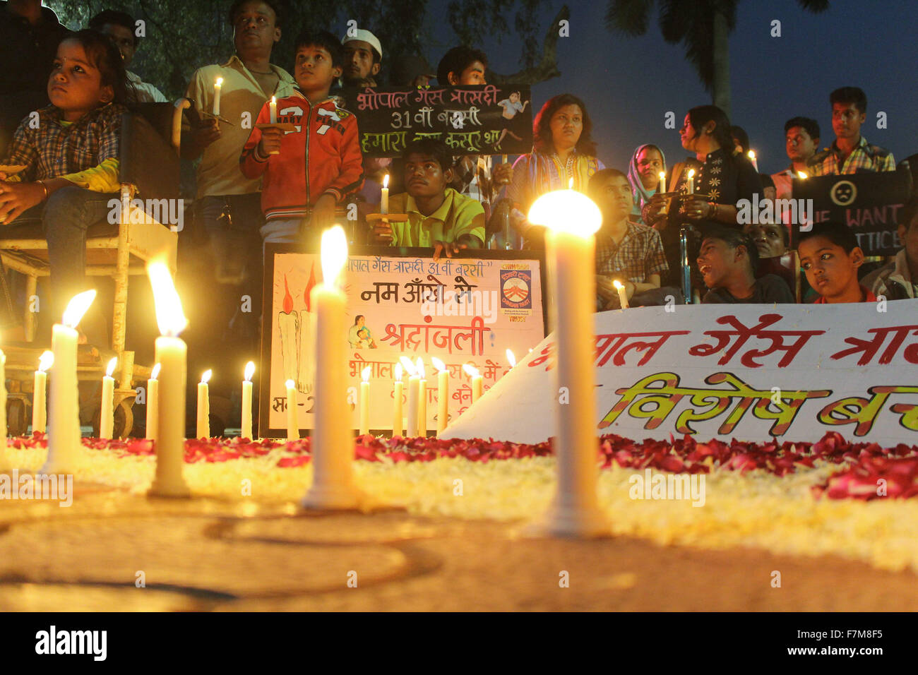 Bhopal, Indien. 1. Dezember 2015. Menschen zünden Kerzen während eine Mahnwache zum 31. Jahrestag der Tragödie Gas in Bhopal, Indien, 1. Dezember 2015. Mehr als 15.000 Einwohner wurden von der Gasaustritt aus der Pestizidfabrik der Union Carbide in der Nacht von 2 bis 3 Dezember 1984 in Bhopal, gilt als der weltweit schlimmsten industriellen Katastrophe getötet. © Stringer/Xinhua/Alamy Live-Nachrichten Stockfoto