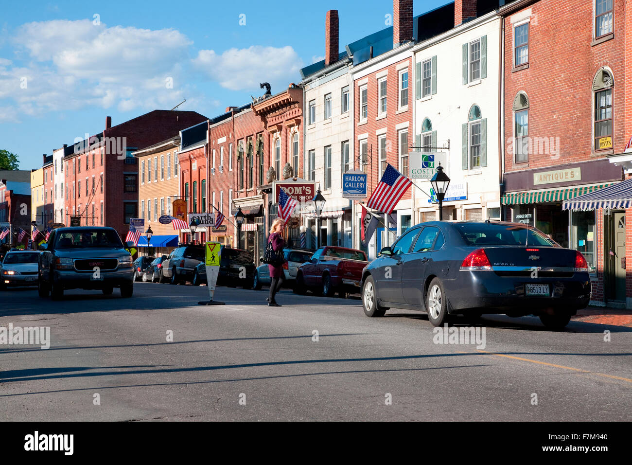 Weibchen in lila Pullover kreuzt Water Street in Hallowell, Maine Stockfoto