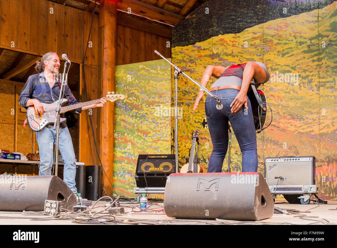 Cecile Doo-Kingue nutzt ihr Hintern als ein Schlaginstrument, Canmore Folk Music Festival, Canmore, Alberta, Kanada Stockfoto