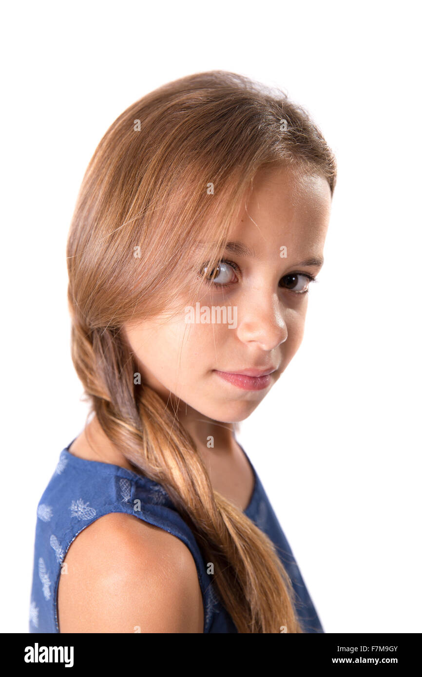 Junges Mädchen mit langen Haaren posiert mit einem nüchternen Blick Stockfoto