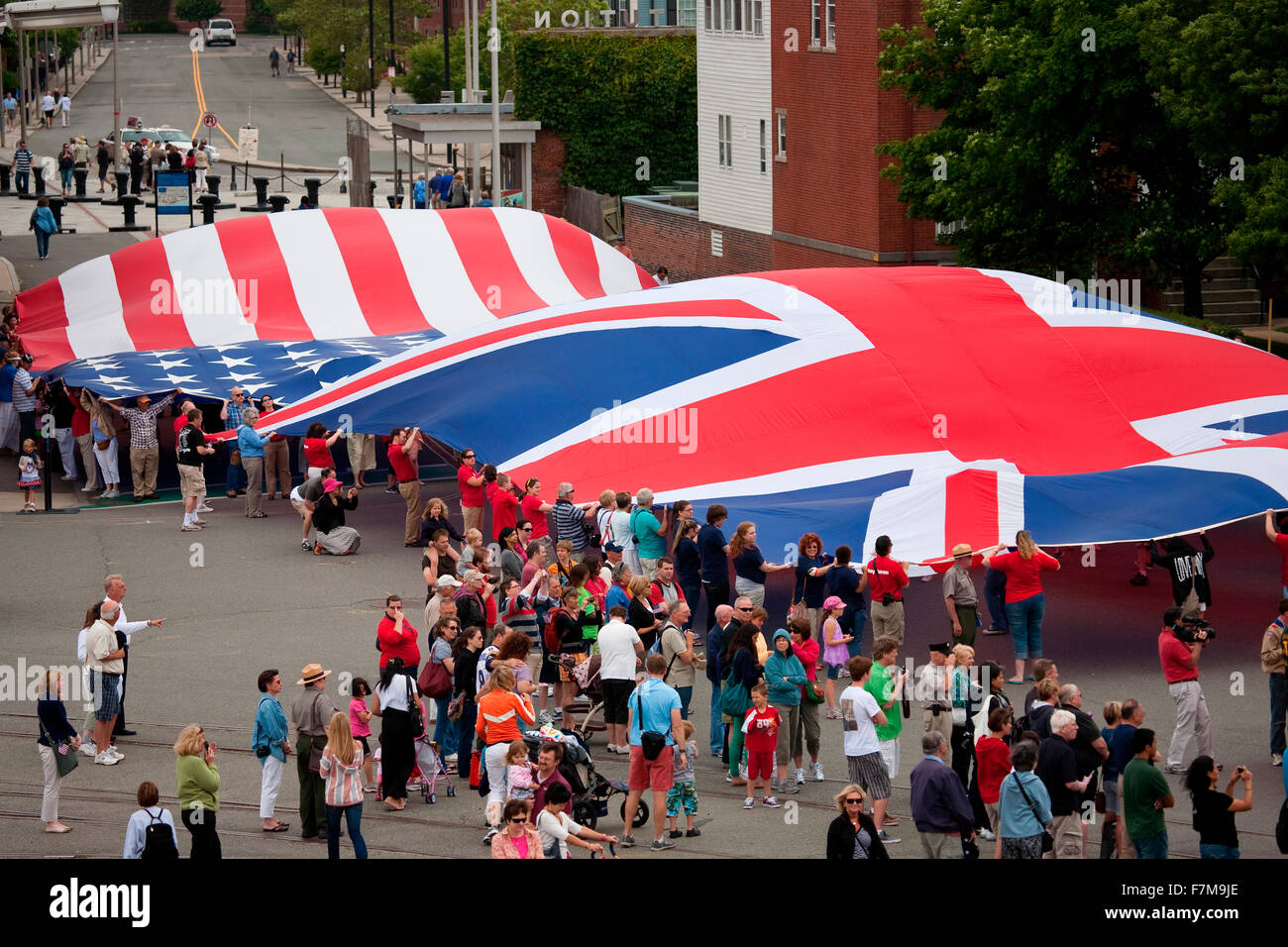 Erhöhte Sicht von US und britische Flagge für die Zweihundertjahrfeier der Krieg von 1812, welche auch Feaures kanadische und britische Flagge, USS Verfassung Schiff und Museum, Freedom Trail, Charlestown, Boston, MA Stockfoto