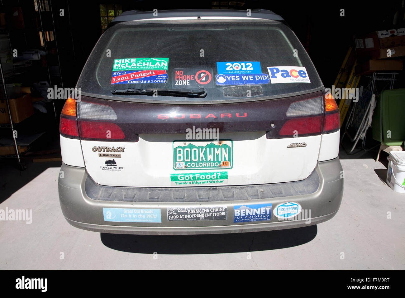 Colorado Subaru mit vielen Autoaufkleber und Kfz-Kennzeichen, das "Buch Frau" liest Stockfoto