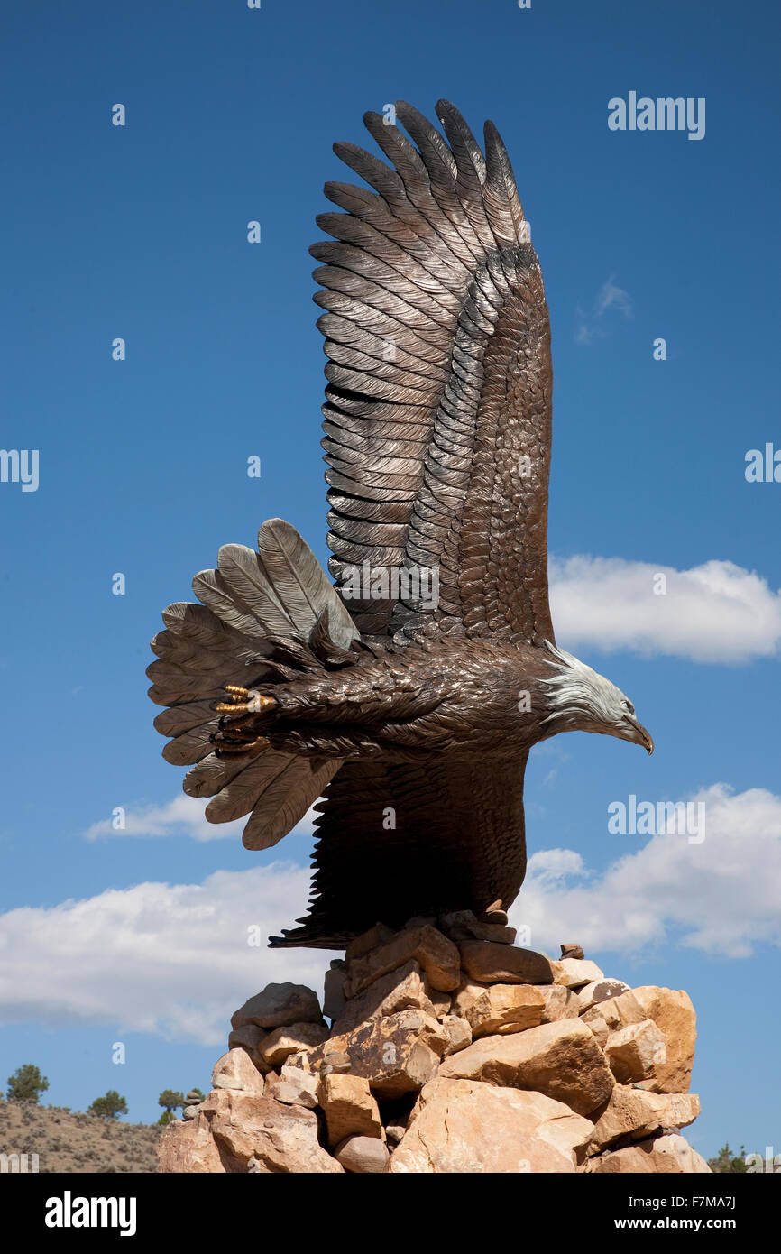 Bildhauer des Fliegens Weißkopf-Seeadler, Dennis Weaver Memorial Park, Ridgeway, CO Stockfoto