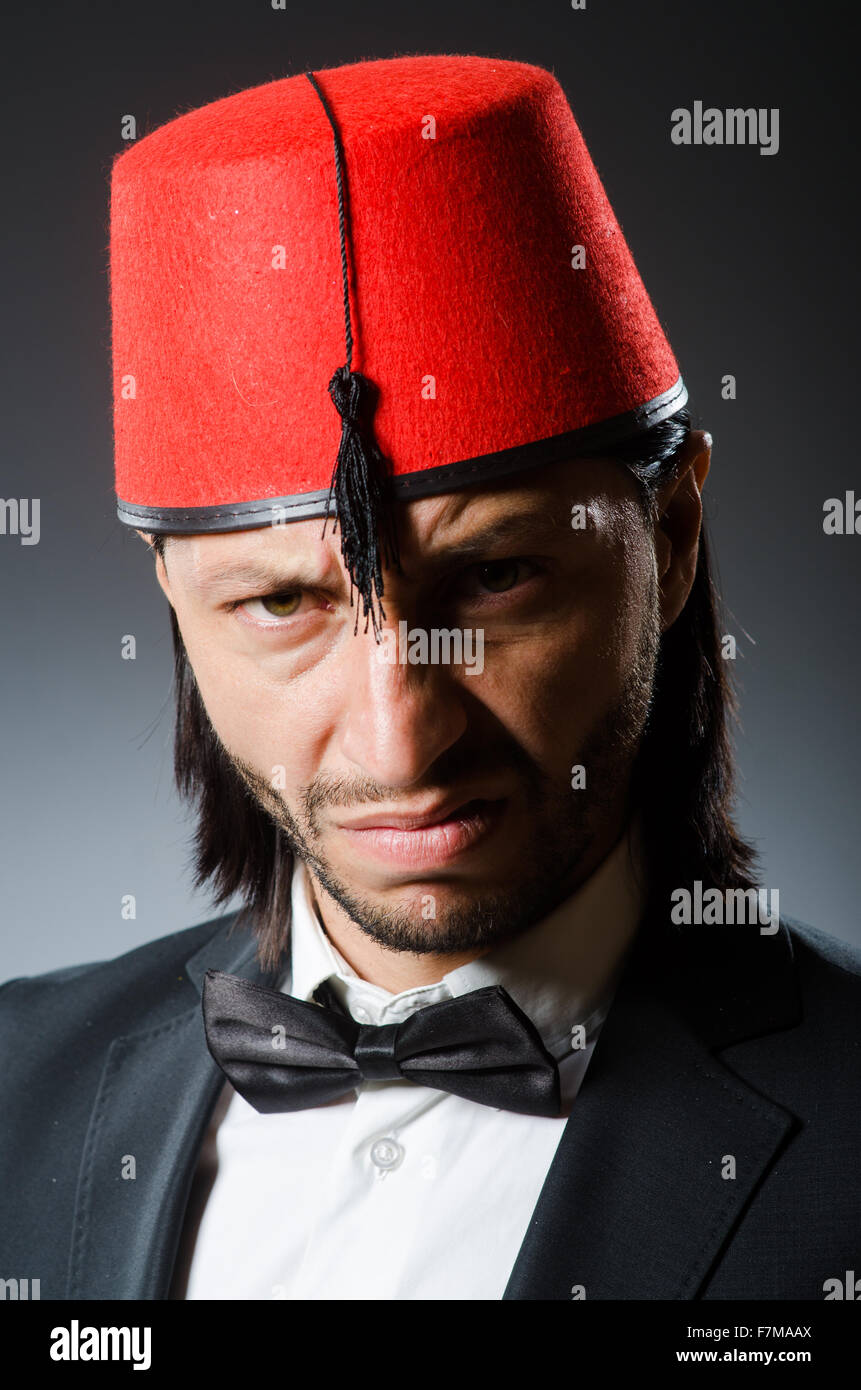 Mann in traditioneller türkischer Hut und Kleid Stockfoto