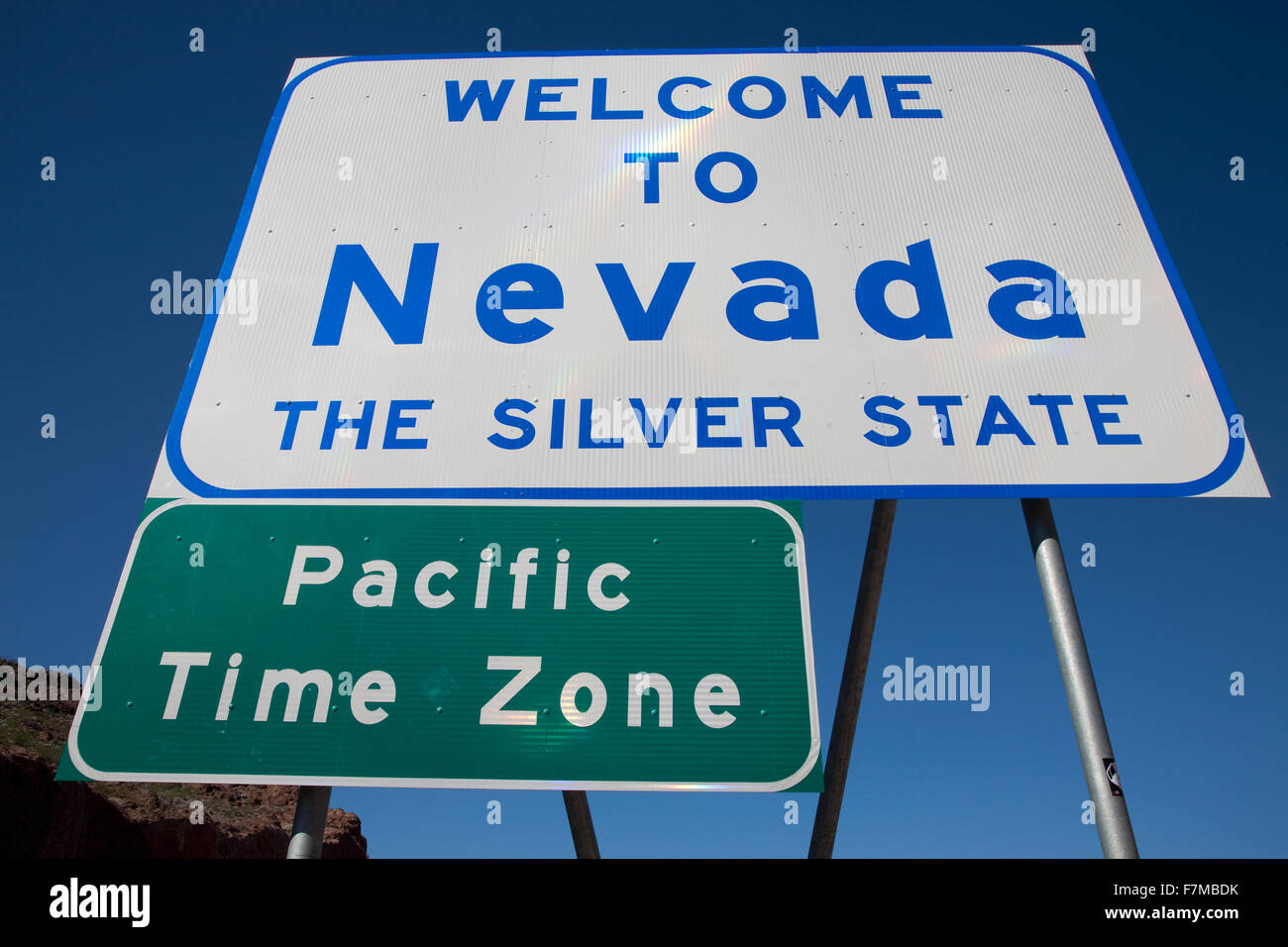 "Willkommen in Nevada - den Silber-Status" Schild und "Pacific Time Zone" zu unterzeichnen Stockfoto
