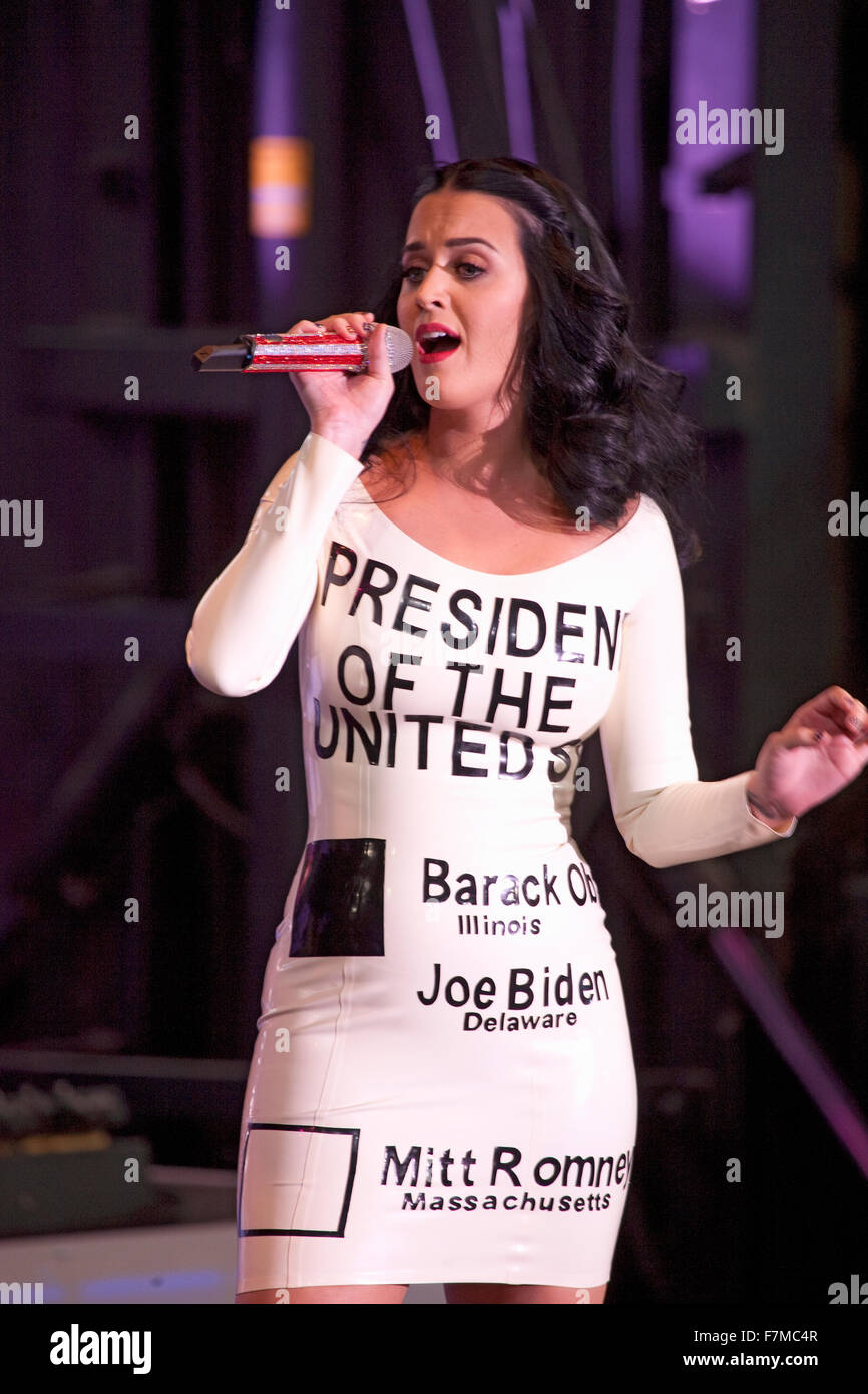 Pop-Sängerin Katy Perry trägt eine "Stimmzettel Kleid' während des Singens während ein Präsident Barack Obama Wahlkampf, 24. Oktober 2012, Doolittle Park, Las Vegas, Nevada Stockfoto