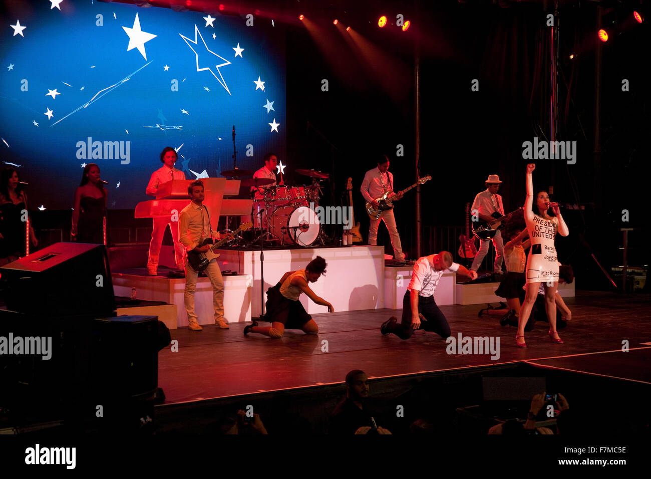 Pop-Sängerin Katy Perry trägt eine "Stimmzettel Kleid' während des Singens während ein Präsident Barack Obama Wahlkampf, 24. Oktober 2012, Doolittle Park, Las Vegas, Nevada Stockfoto