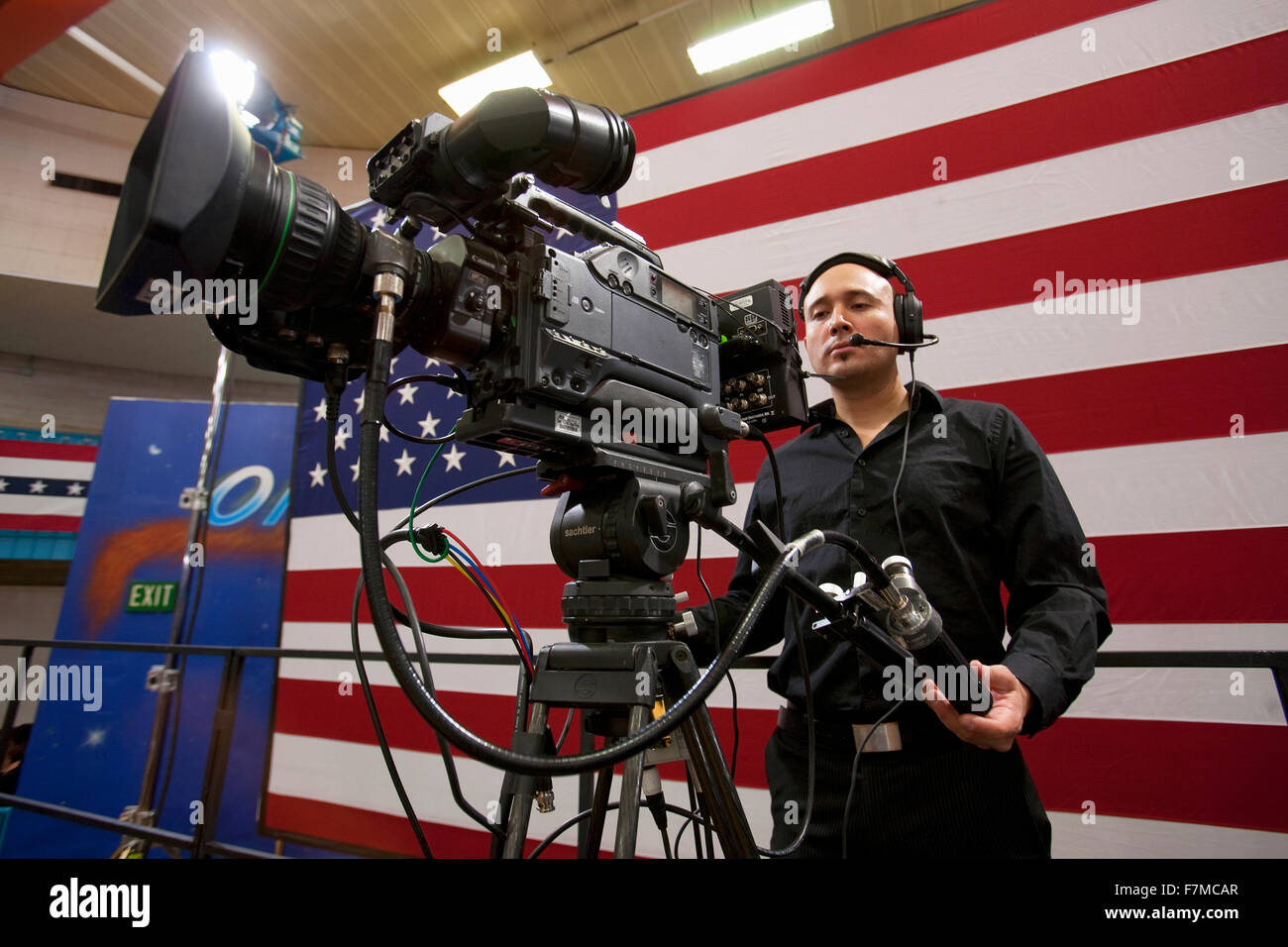 Nationale Presse und Fernsehen Kameraleute Stand vor der eine große US-Flagge sind auf einer Veranstaltung von First Lady Michelle Obama, ein Präsident Obama-Kampagne-Rallye an Orr Middle School in Las Vegas, 26. Oktober 2012 Stockfoto
