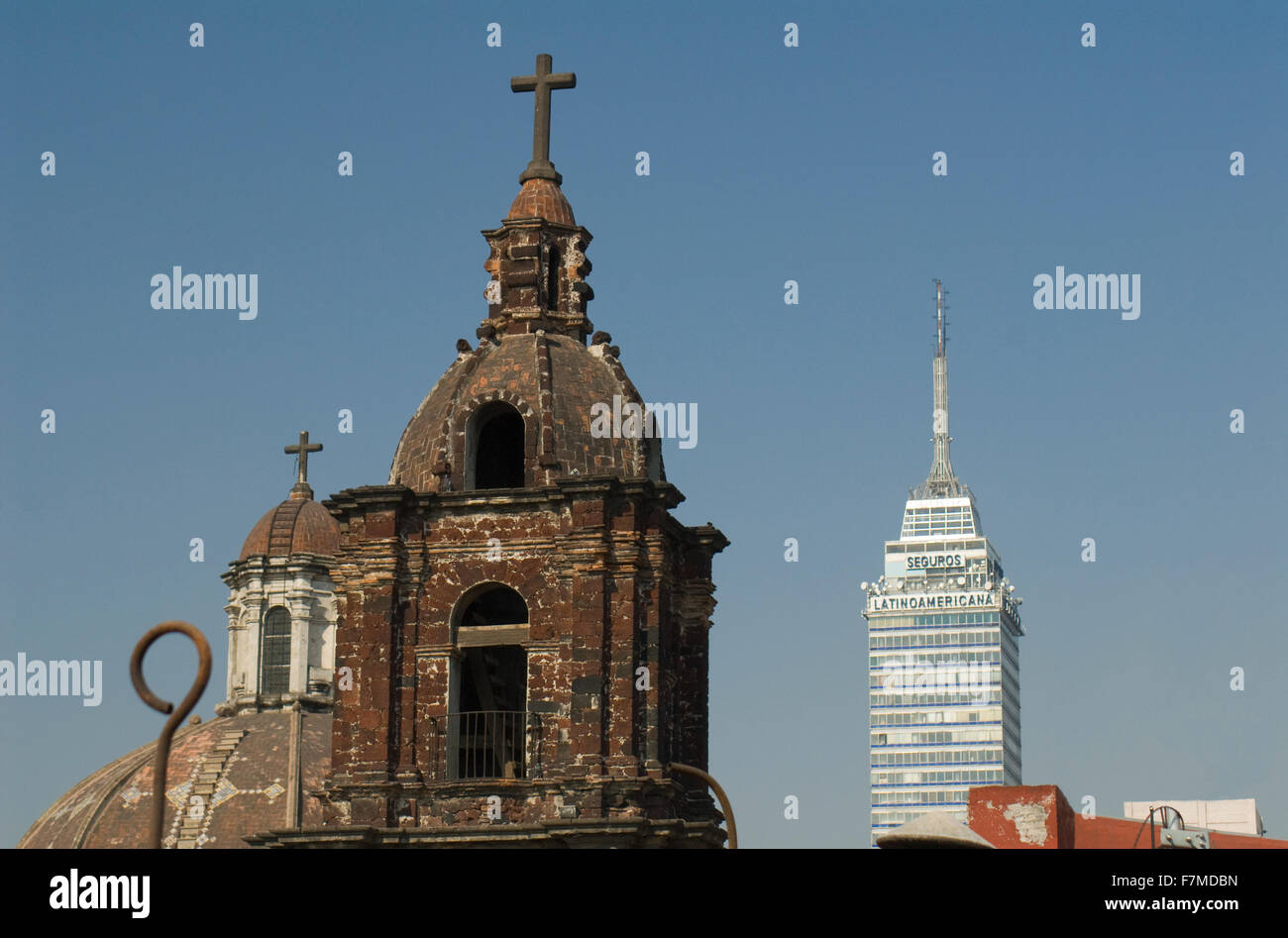 Die "Portada De La Iglesia De La Profesa Ciudad de México", Mexico City, Mexiko. Der Torre Latinoamericana Turm auf der Rückseite. Stockfoto