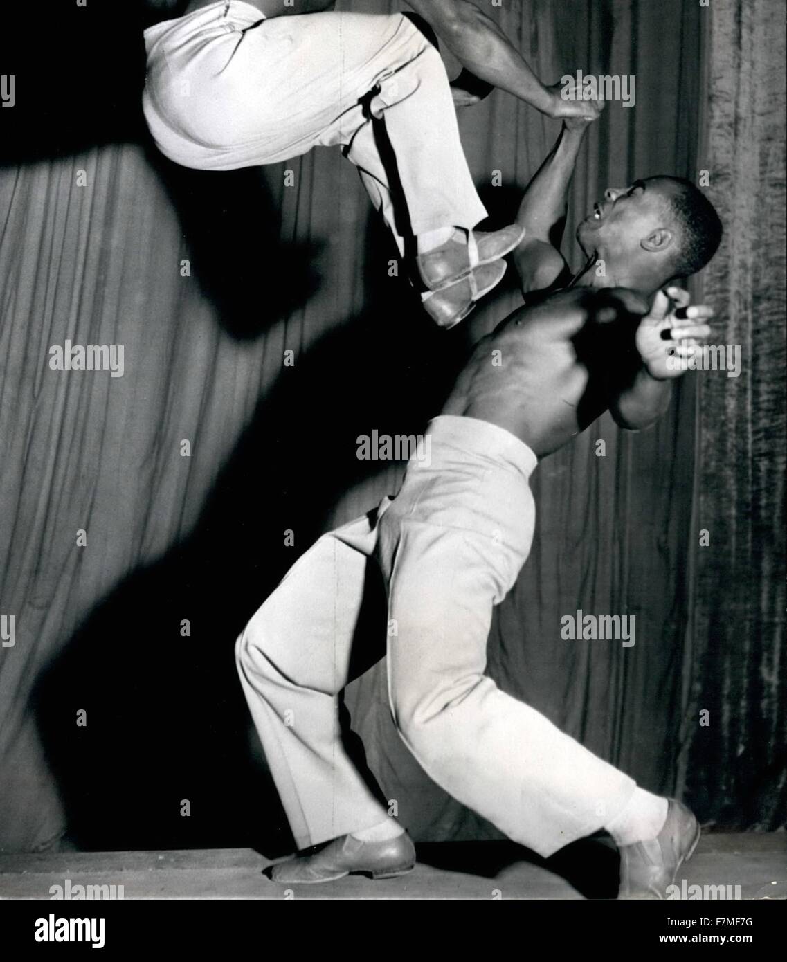 1963 - sie kämpfen auf der Bühne legte sie sind die besten Freunde: zwei jungen, die verbringen ihres Arbeitslebens gegeneinander kämpfen und doch sind die besten Freunde, sind die zwei Grafen, erscheinen jetzt im London Palladium. Ihre Namen sind Elmer Jones und Ted Evans und seitdem sie trafen sich in der Schule in ihrer Heimat Stadt Baltimore, Maryland, USA sie haben boxed, gerungen, praktiziert, Gewichtheben und Hand balancieren zusammen. Auf der Bühne haben sie ein Scheingefecht, während dessen sie einander um mit einer solchen Leichtigkeit werfen, und Agilität es sieht einfach - bis Sie es selbst ausprobieren. Die beiden Grafen erschienen in mos Stockfoto