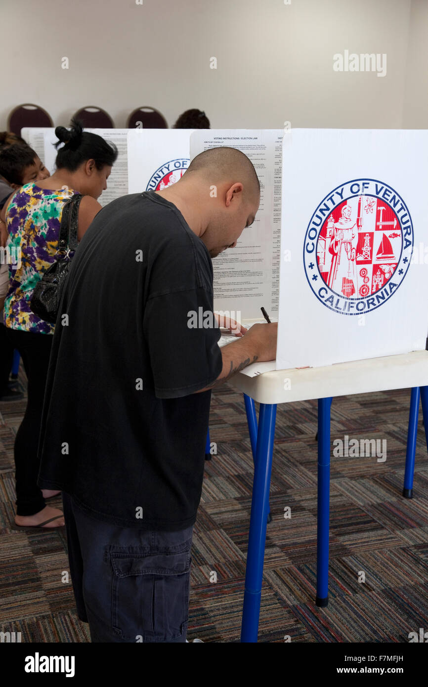 Wähler im Wahllokal, die Abstimmung in Präsidentenwahl 2012, Ventura County, Kalifornien, 6. November 2012 Stockfoto