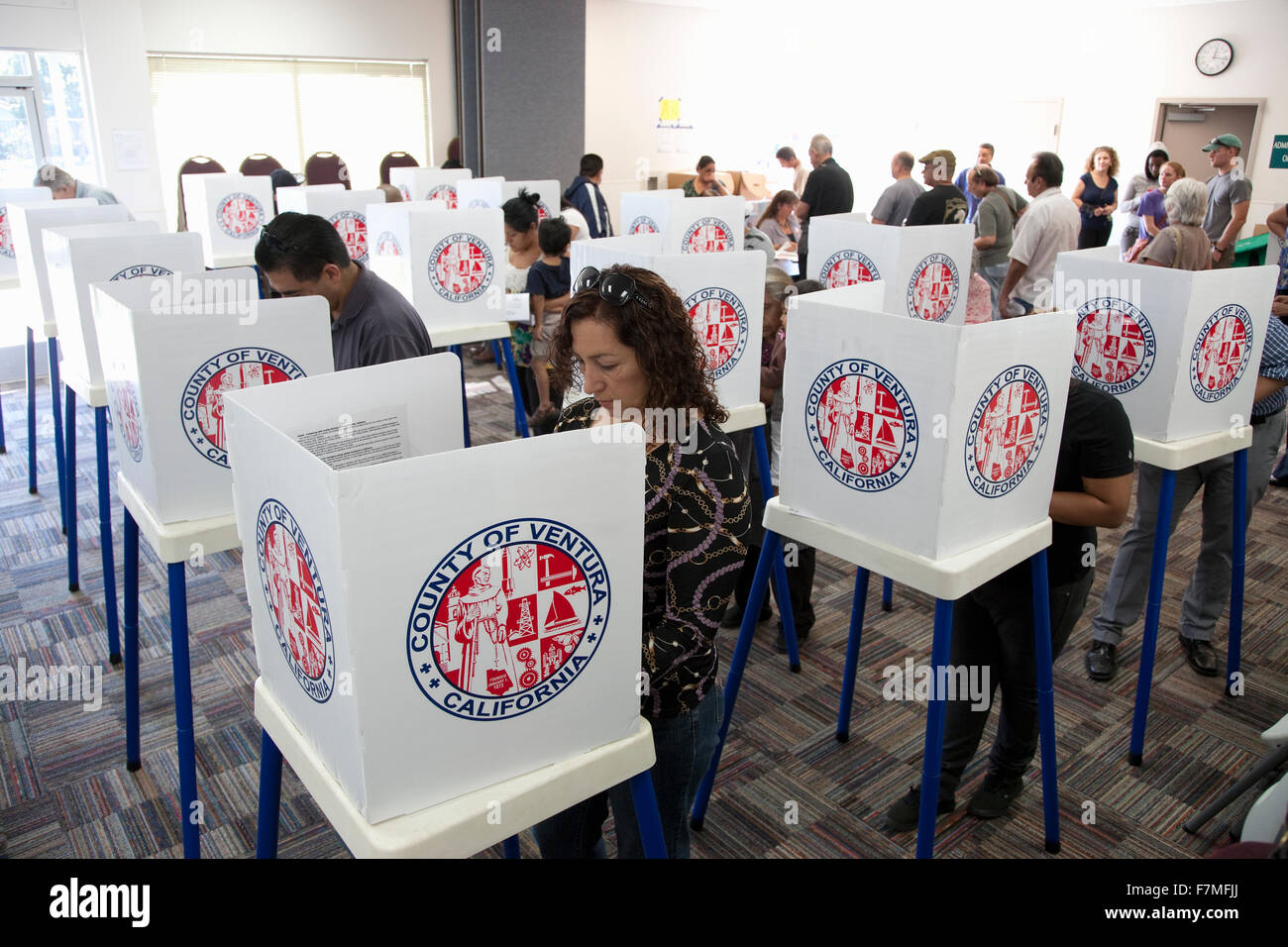 Wähler im Wahllokal, die Abstimmung in Präsidentenwahl 2012, Ventura County, Kalifornien, 6. November 2012 Stockfoto