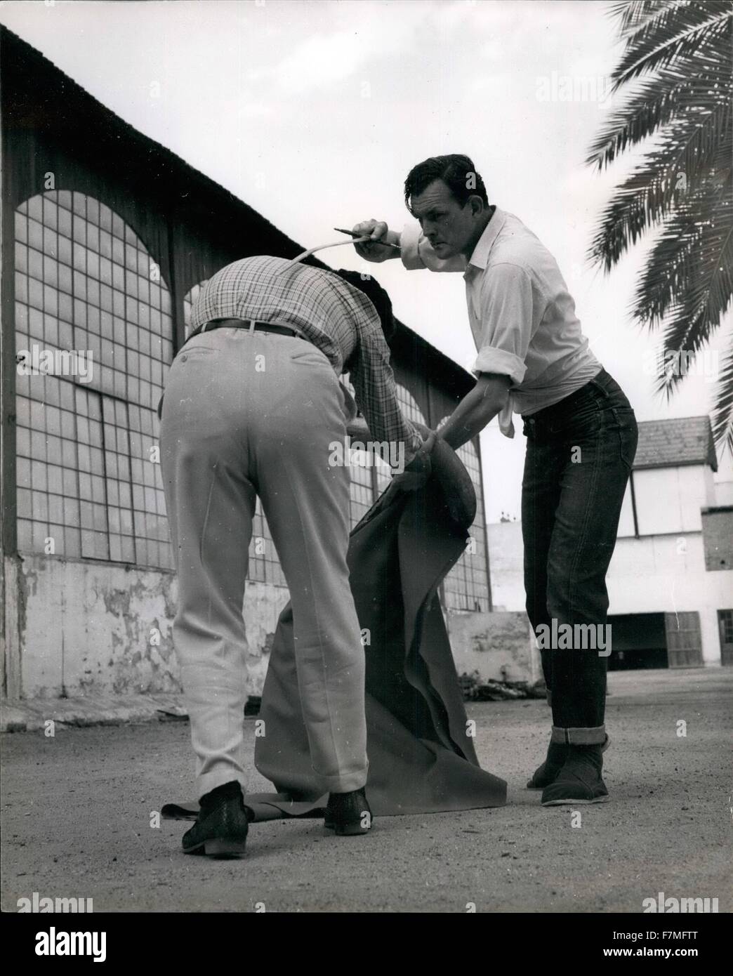 1963 - John Fulton kurz, groß, schlank 26-jährige Philadelhian, hat eine seltsame doppelte Besetzung: Stier-kämpfen und Malerei: er hat eine Reihe von erfolgreichen Kämpfe in Spanien zu seiner Ehre, und gilt heute allgemein als das beste paar Kämpfer nichtlateinischen. Sagte Juan Belmonte, jetzt Altern und Torero, die Nr. 1 in seiner Blütezeit war im Ruhestand: '' kurze kämpft mit einer authentischen Wiege des Sports - Sevilla. Aber es war Kunst, die ihn an seine große Liebe-er war Kunststudentin in Mexiko. Kaum auf dem Weg zum Millionär zu werden wie andere erfolgreiche Kämpfer. John Curas Lebensunterhalt Vy Malerei bu Stockfoto