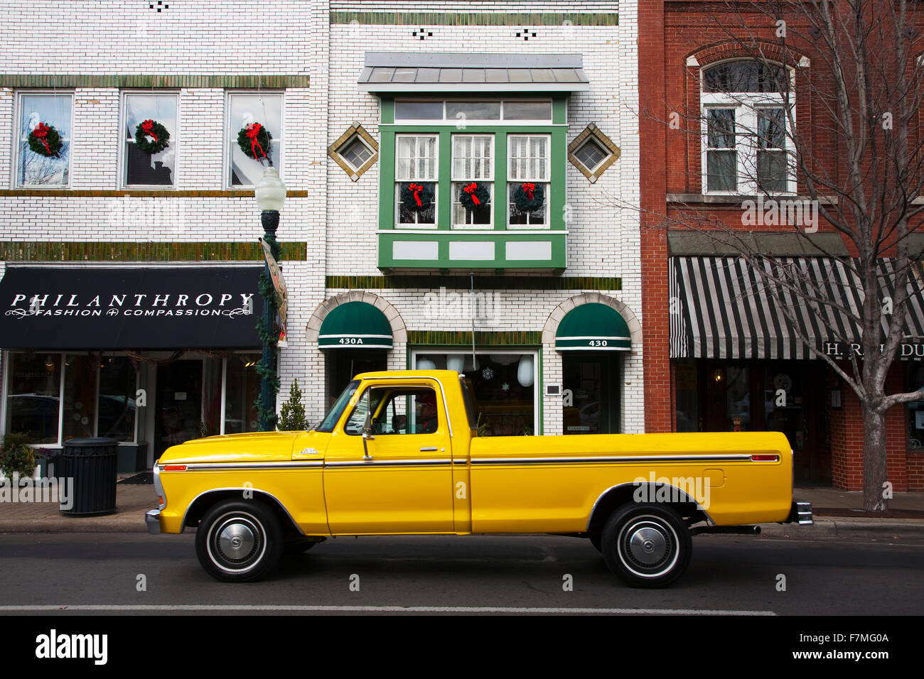 Historische Hauptstraße mit antiken gelbe Pickup-Truck in Franklin, Tennessee, einem Vorort südlich von Nashville, Williamson County, Tennessee Stockfoto