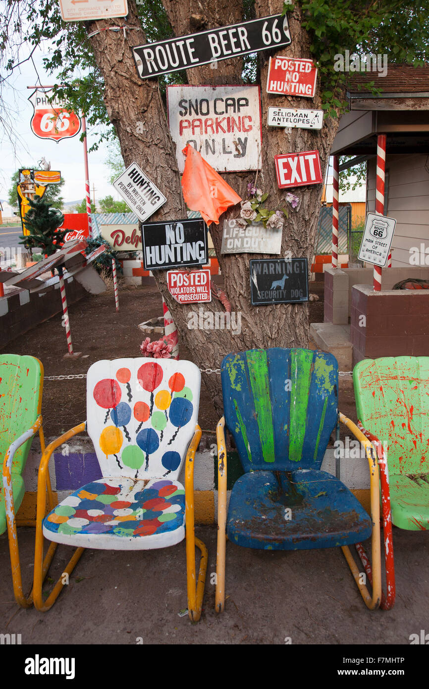 Multi-farbigen Stühle mit humorvollen Zeichen, Route 66, Seligman, Arizona Stockfoto