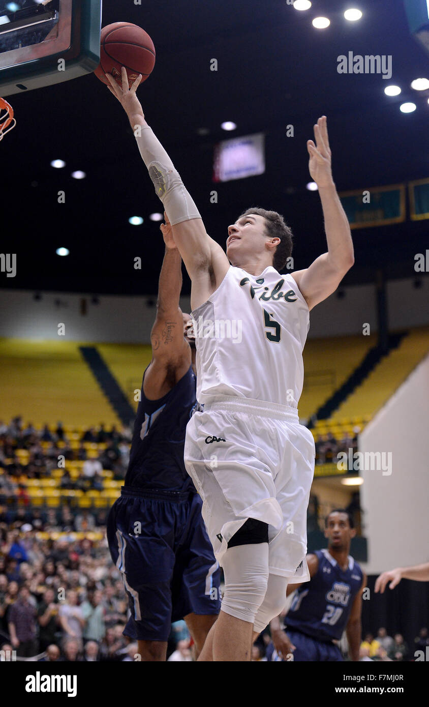 Williamsburg, VA, USA. 1. Dezember 2015. 20151201 - William und Mary Wache GREG MALINOWSKI (5) eine Kerbe gegen Old Dominion University in der zweiten Hälfte in Kaplan Arena in Williamsburg, VA herauf. © Chuck Myers/ZUMA Draht/Alamy Live News Stockfoto