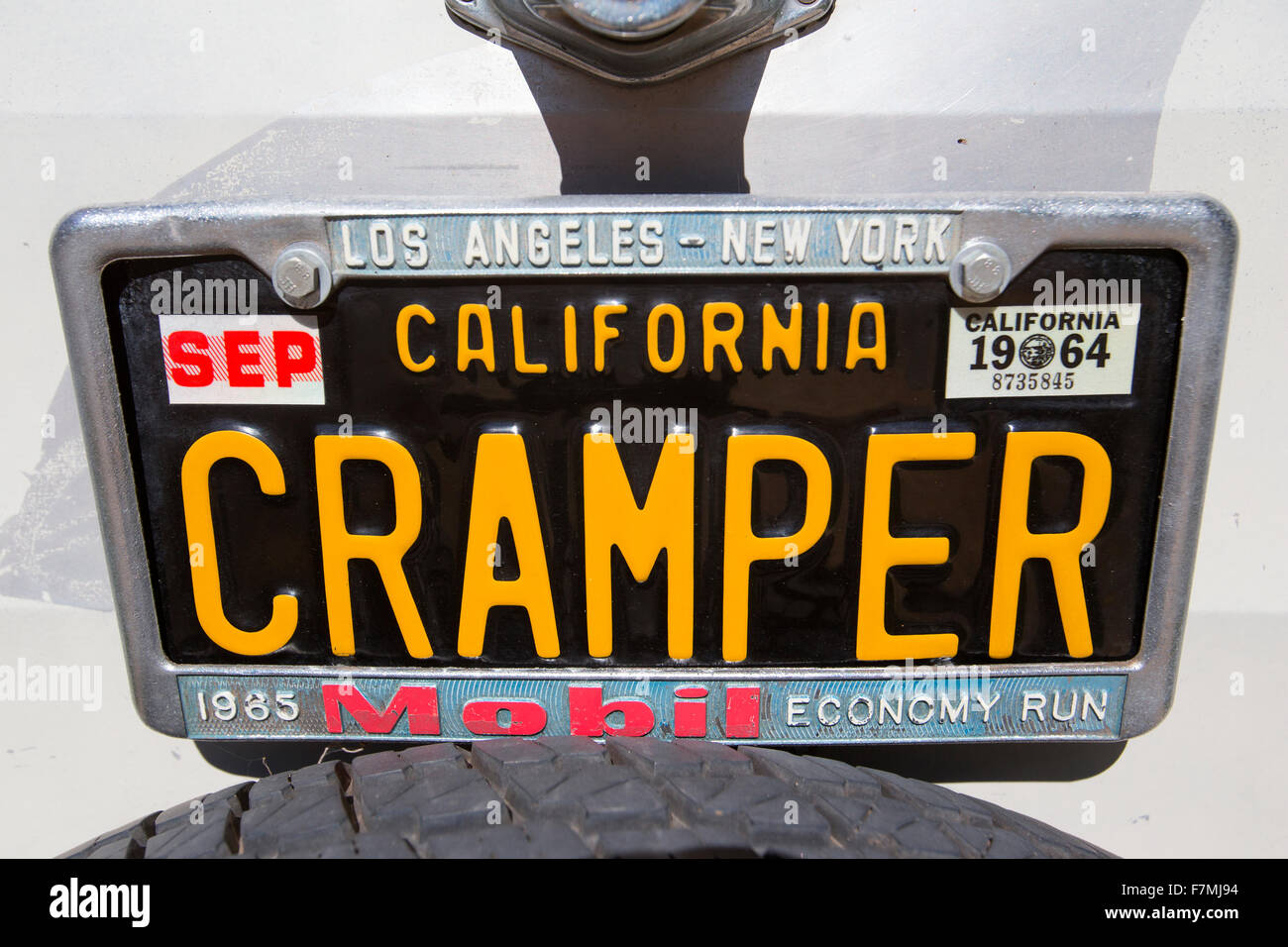 "Cramper" (für "Camper") Vintage California Anhänger Nummernschild an der 4. jährlichen Vintage Anhänger Bash, Flying Flag RV Resort, Buellton, Kalifornien Stockfoto