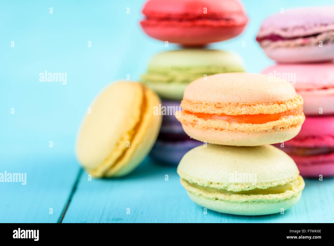 Französische Macarons auf blauem Hintergrund Stockfoto
