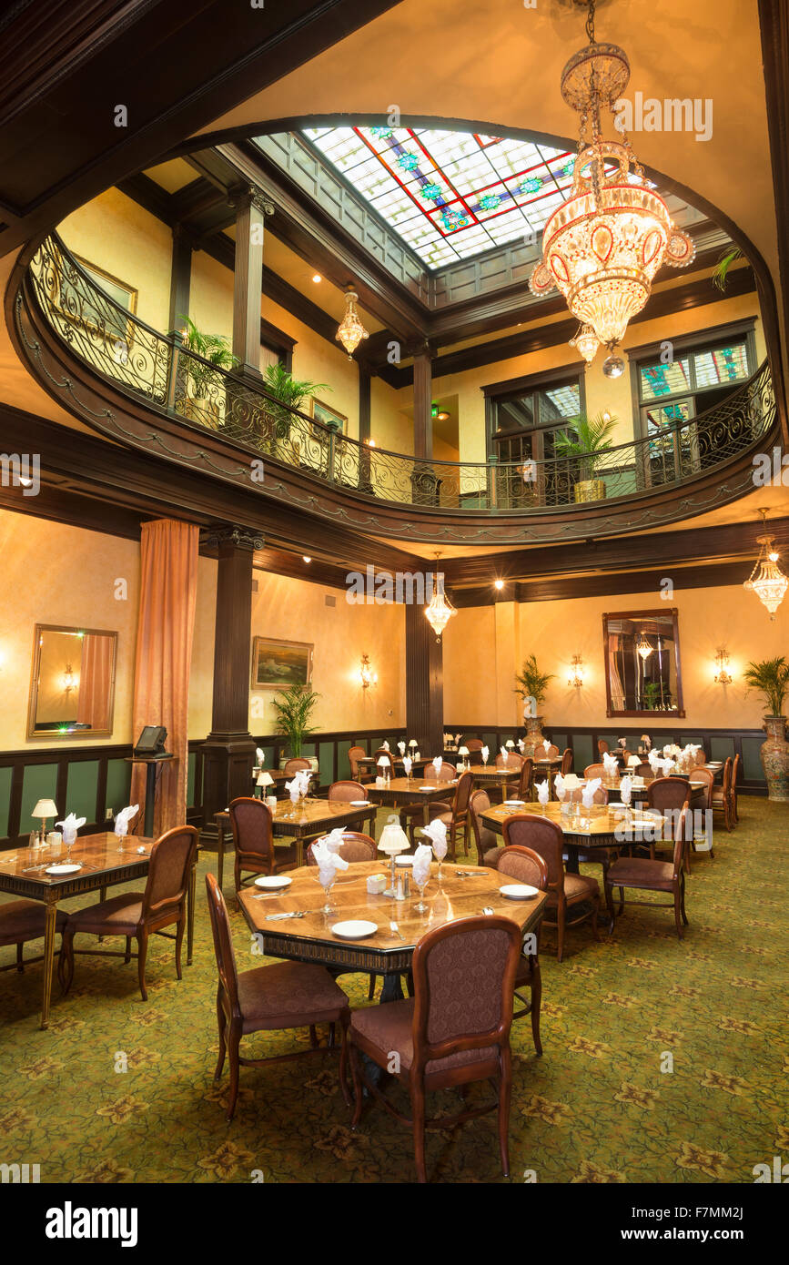 Decke aus Buntglas oberhalb der Speisesaal des historischen Geiser Grand Hotels in Baker City, Oregon. Stockfoto