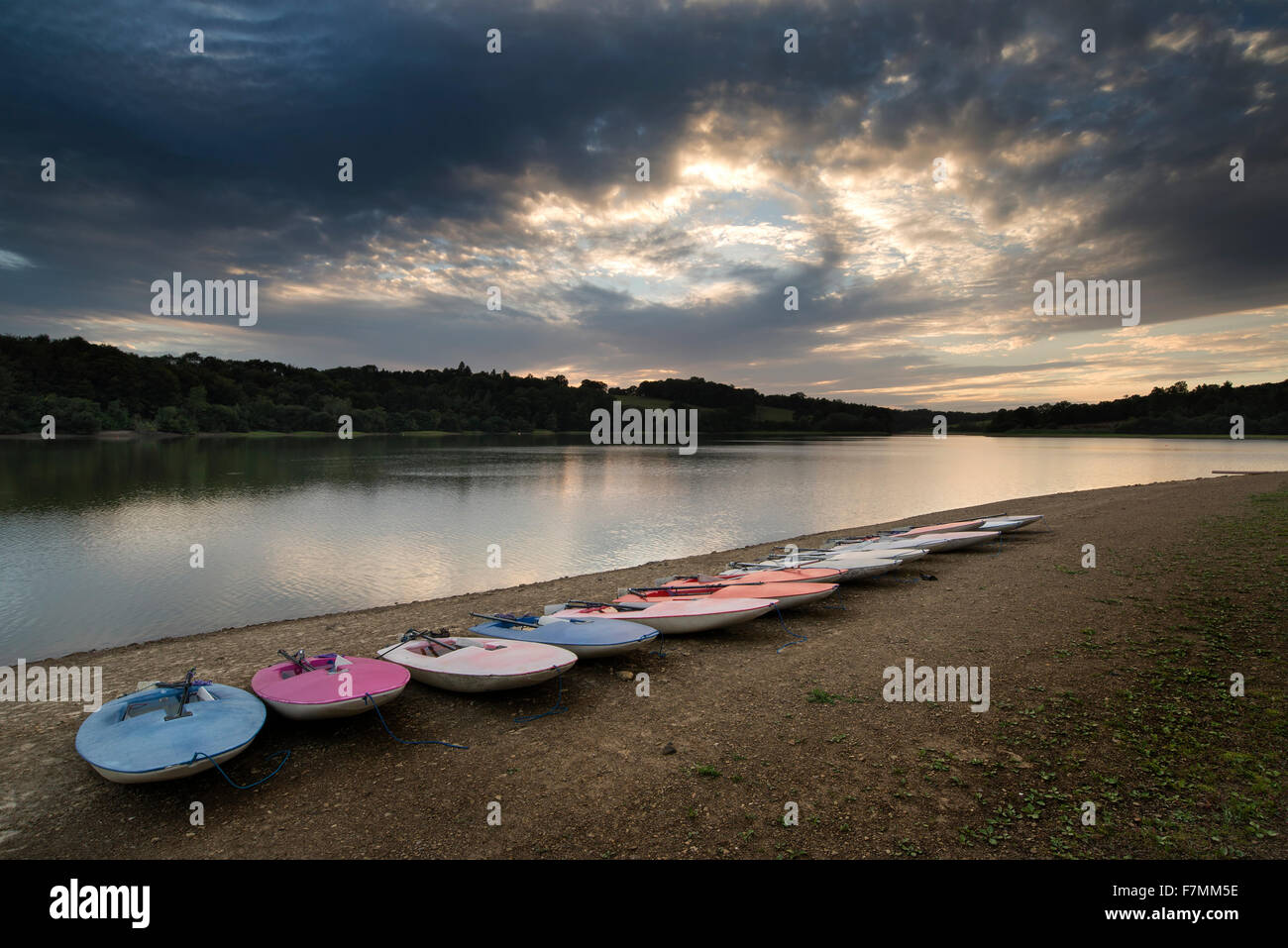Sommer Sonnenuntergang über See Landschaft mit Freizeitboote am Ufer Stockfoto