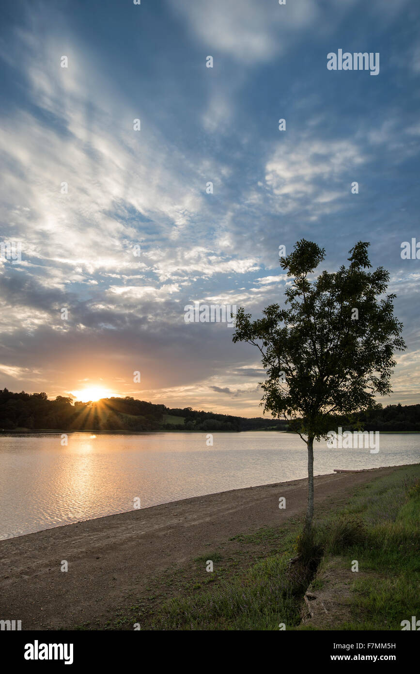 Dramatischen Sonnenuntergang über ruhige See im Sommer im englischen Landhausstil Stockfoto