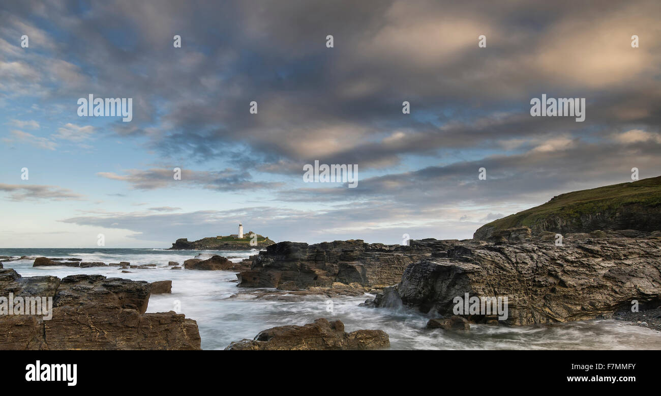 Atemberaubende Landschaft Sommer Sonnenaufgang über Godrevy Leuchtturm in Cornwall, Großbritannien Stockfoto