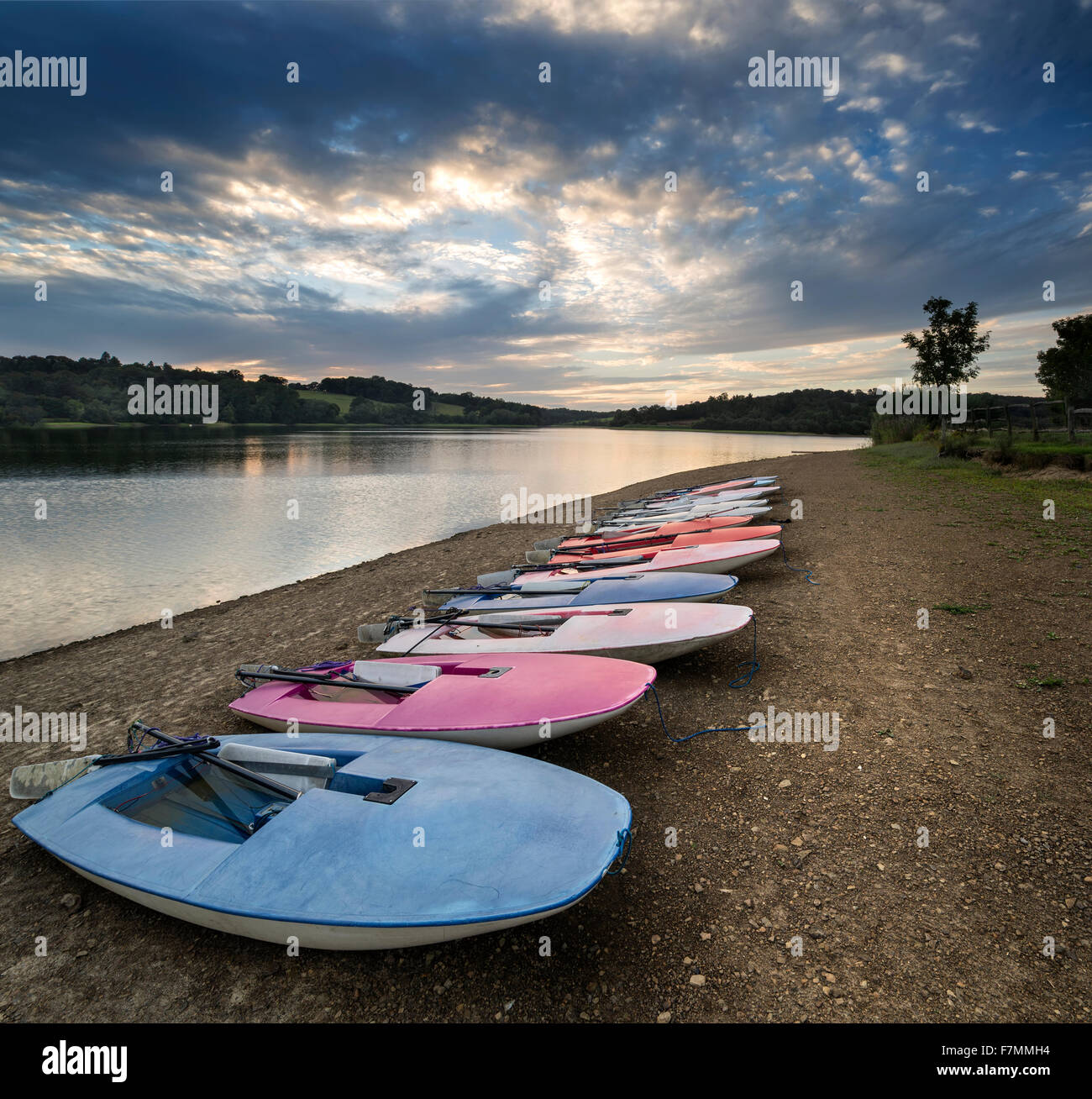 Sommer Sonnenuntergang über See Landschaft mit Freizeitboote am Ufer Stockfoto