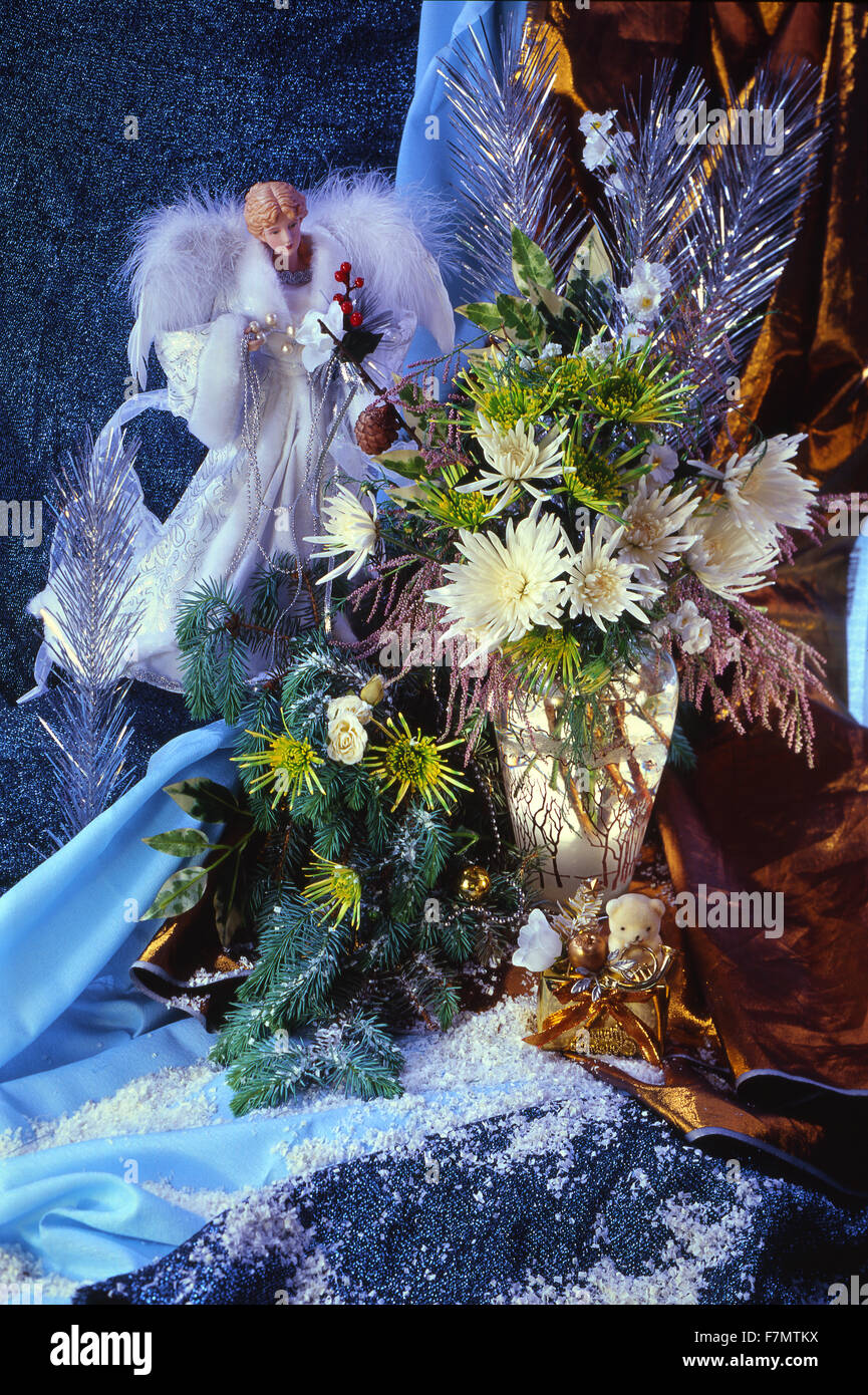 Festliches Silvester, Weihnachten Stillleben Blau Töne ein Sbely Engel und  ein Blumenstrauß Winter der Chrysanthemen. vertikale Stockfotografie - Alamy