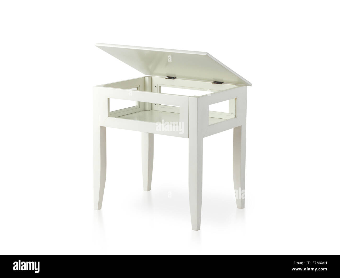 weißer Holztisch mit geöffneten Top isoliert auf weiss Stockfoto