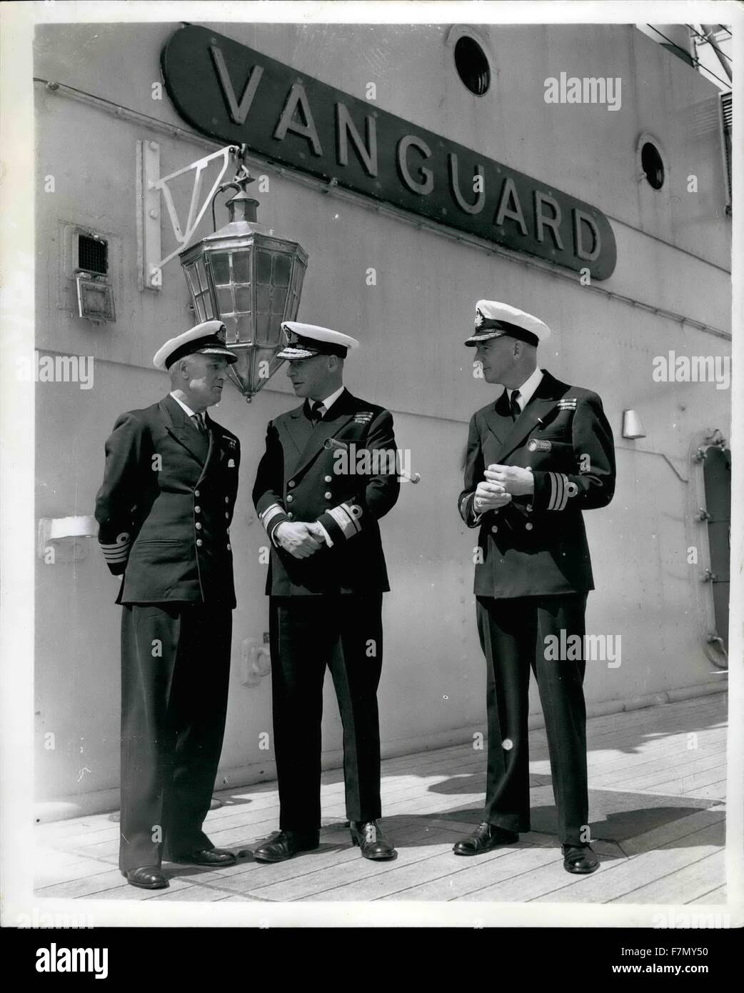 1949 - Presse Besuch HMS Vanguard - in Portsmouth zum letztenmal. Mitglieder der Presse besucht H.M.S Vanguard - Portsmouth heute zum letzten Mal. Das Schiff soll noch in diesem Jahr aufgebrochen werden. Sie ist von 44.500 Tonnen - 0,000,000 - Kosten und hat nie in Aktion - wie sie zu spät für den Krieg im April 1946 abgeschlossen war. Keystone-Fotoshows: Drei Offiziere an Bord des Schiffes heute - L-r: Capt N.N. Fisher OBE. R.N Flagge Kapitän und Senior Officer Reserveflotte, Portsmouth; Flaggoffizier Kommandierender Reserveflotte - Konteradmiral J. Grant D.S.O; und Commander H.J.A. Brooke D.S.C, Konzernleitung Stockfoto
