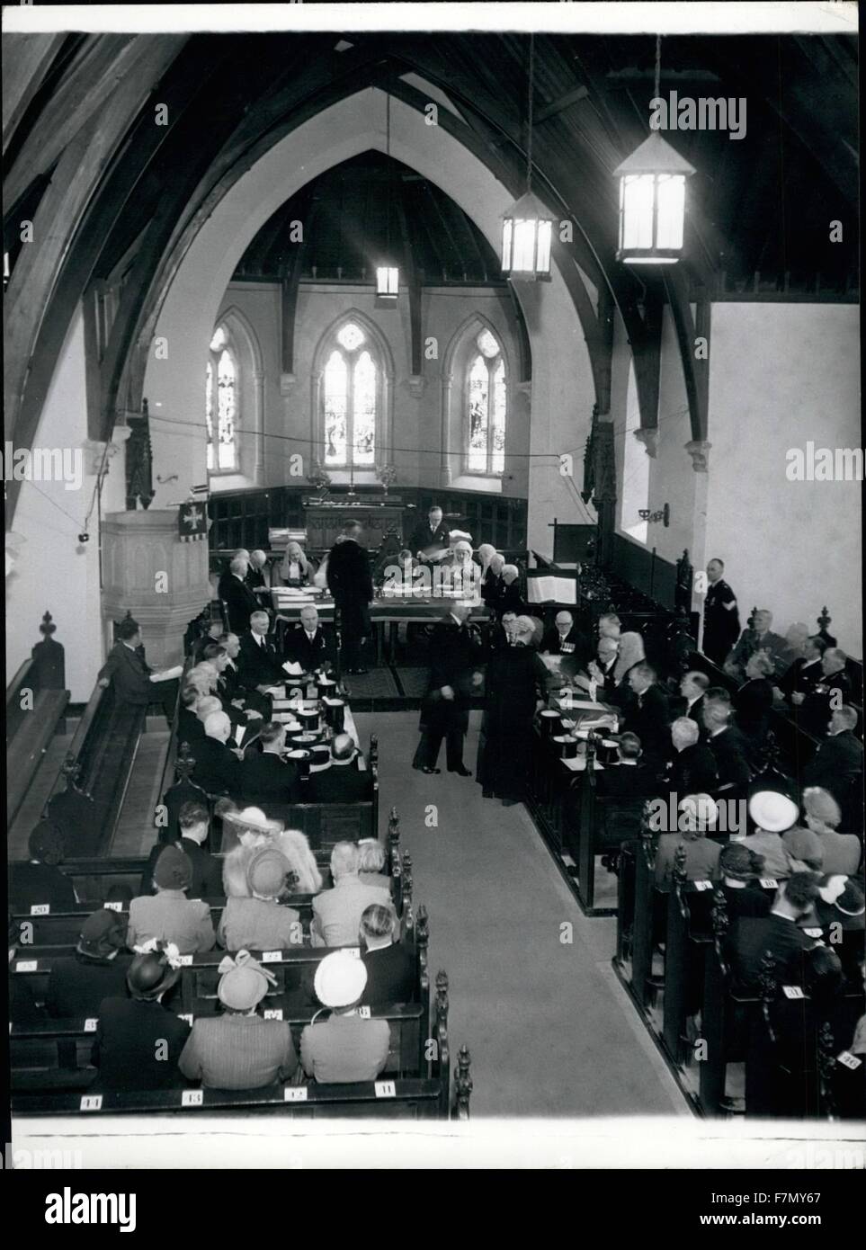 1968: Parlament in einer Kirche: Das völlig unabhängige Parlament der Isle of man, bekannt als House of Keys, Sa zum ersten Mal nach der diesjährigen Zeremonie der Lesung der Gesetze in der Kirche St. Johns. Auf diesem Bild ist der Vizegouverneur zu sehen, der die Gesetze unterzeichnet, die verabschiedet wurden. Mit ihm sitzen die Deemsters - Richter am Obersten Gerichtshof - und der Lord Bischof von der Isle of man. © Keystone Pictures USA/ZUMAPRESS.com/Alamy Live News Stockfoto