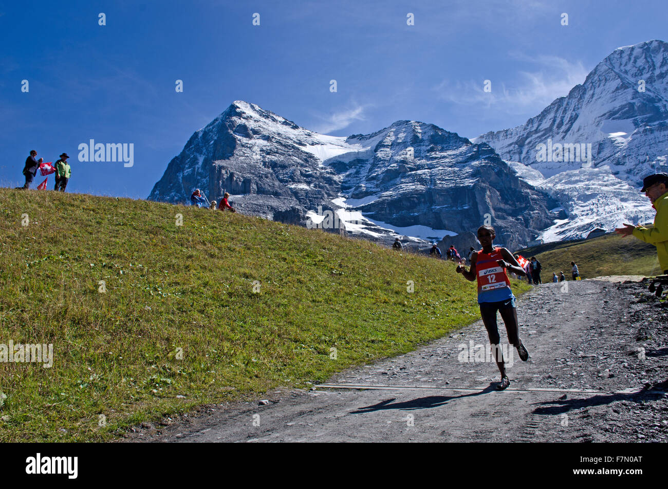 Runner nähert sich Kleine Scheidegg mit Mtns. Eiger und Mönch, Finish Line während 2015 Jungfrau Marathon von i Stockfoto